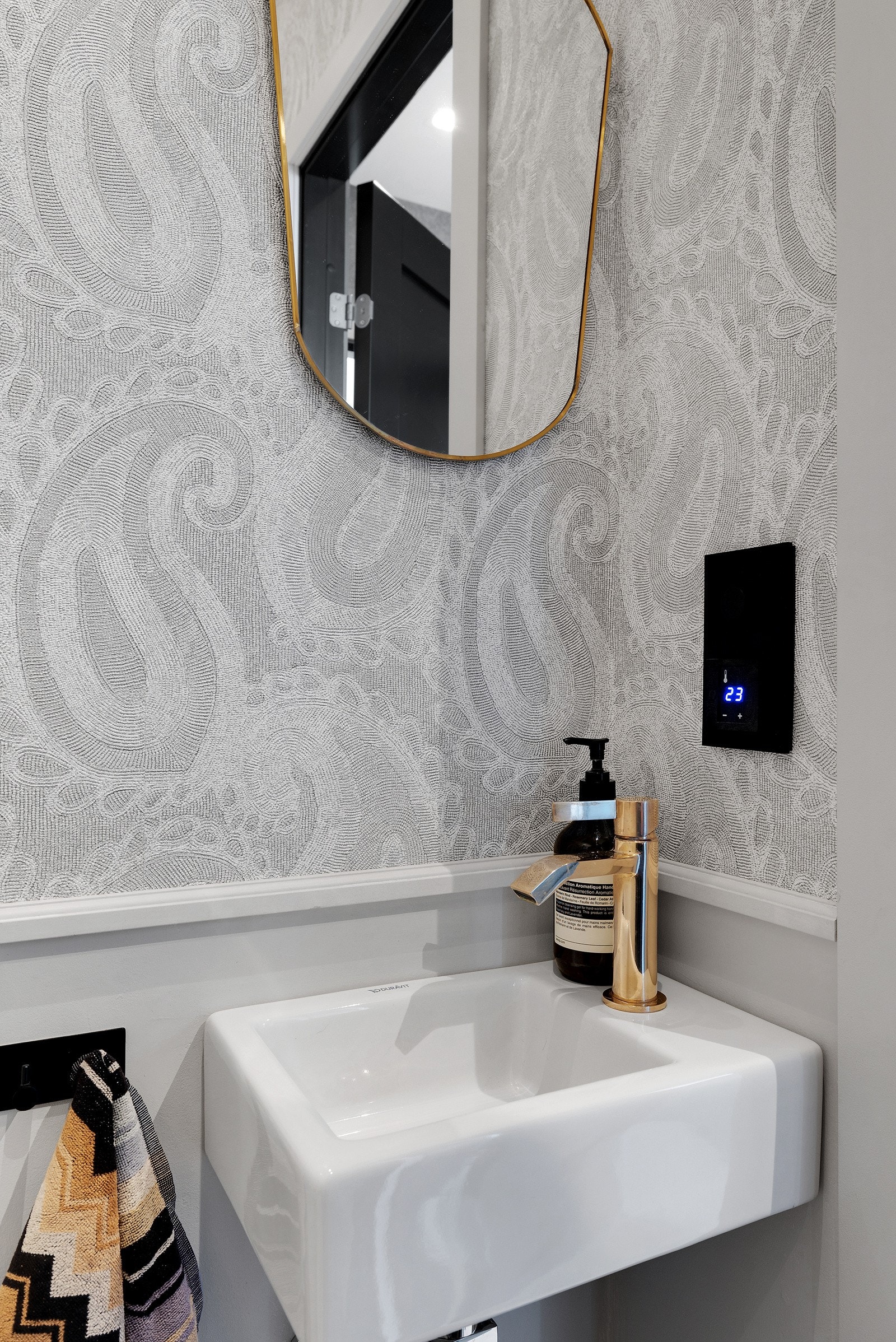 Boligen er betydelig oppusset i 2021 med materialvalg av høy kvalitet og utsøkte detaljer. Galleribilde