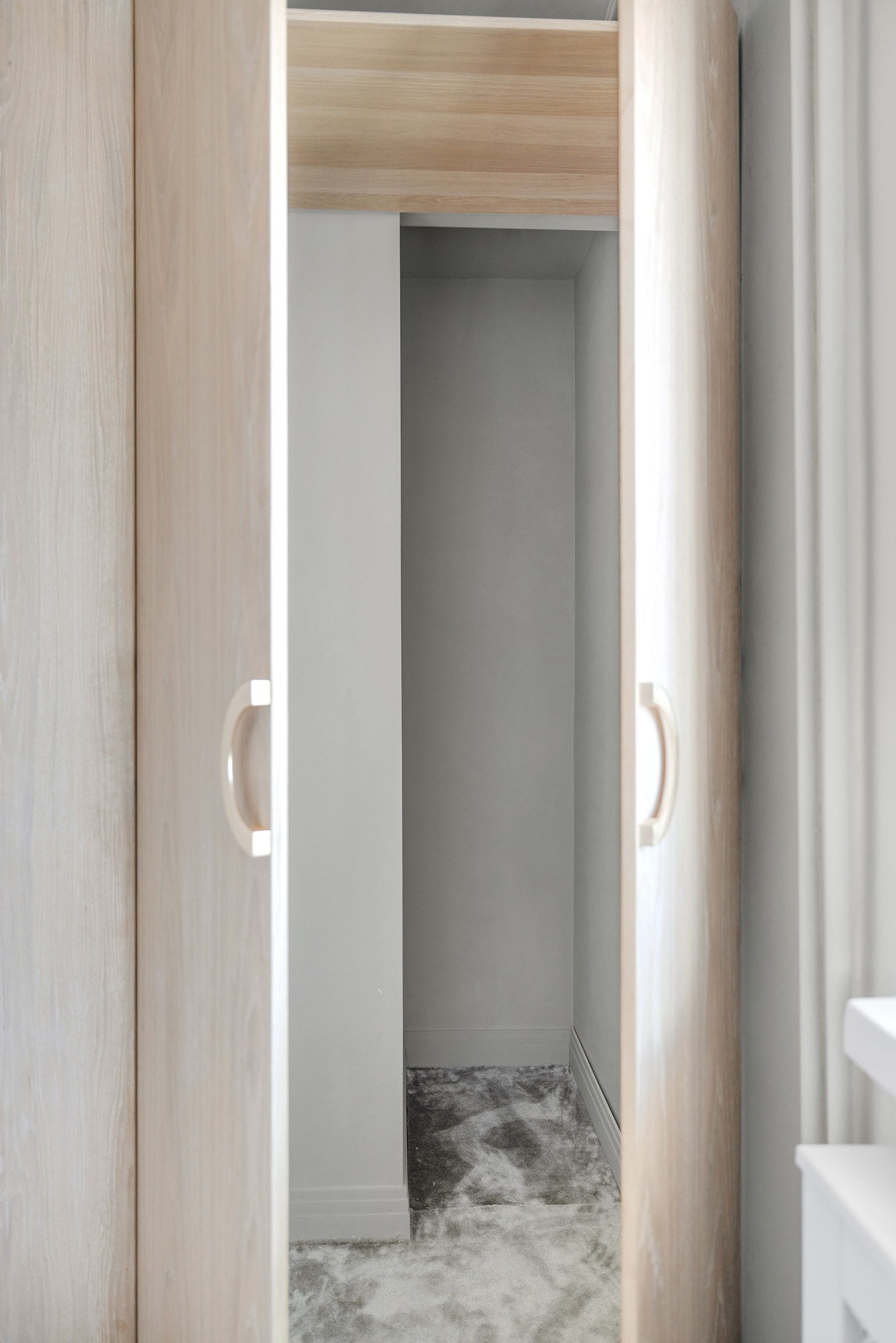 I garderomeskapet på hovedsoverommet er det en bod for ekstra lagring. Galleribilde