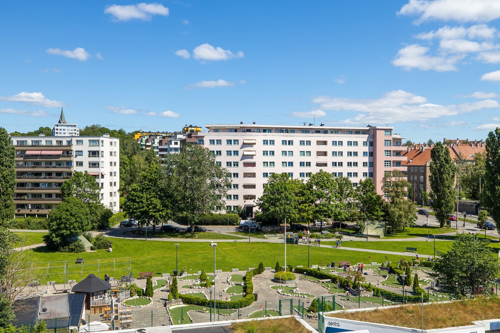 Rett over gaten ligger Marienlystparken med minigolf, lekeapparater, sittegrupper m.m. Galleribilde