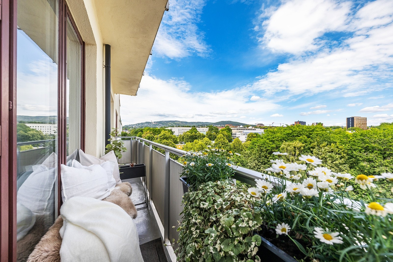 Fra brannbalkongen er det nydelig utsikt mot bl.a. Holmenkollen. Ingen innsyn. Galleribilde