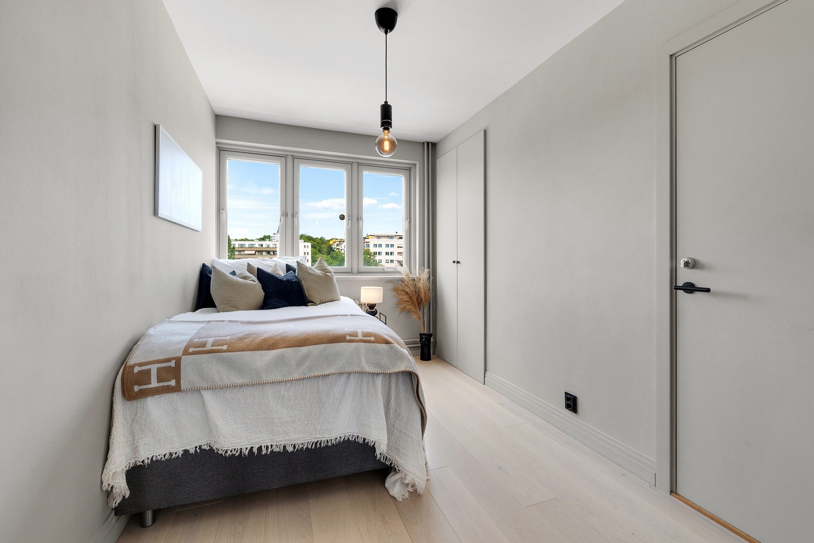 Soverom 2. Her er det et integrert garderobeskap og nydelig utsikt mot Marienlystparken. Galleribilde