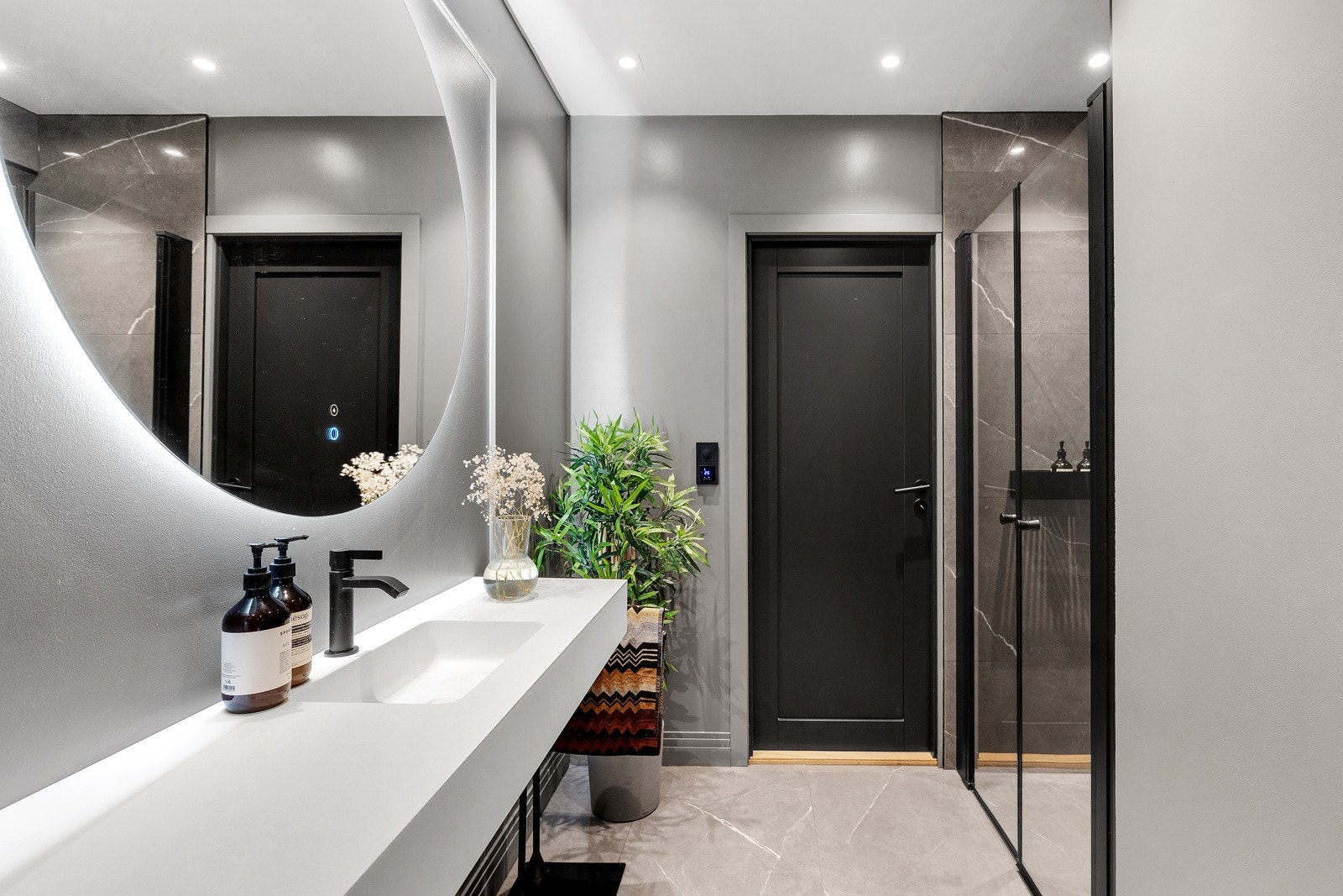 Det er opplegg for vaskemaskin, på badet og gjestetoalett. Galleribilde