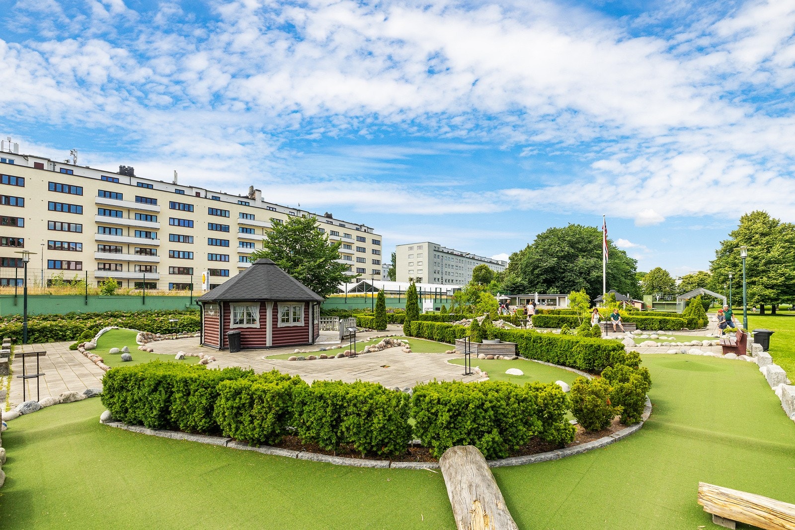 Leiligheten ligger i 6 etg. med heis (bak treet) Galleribilde