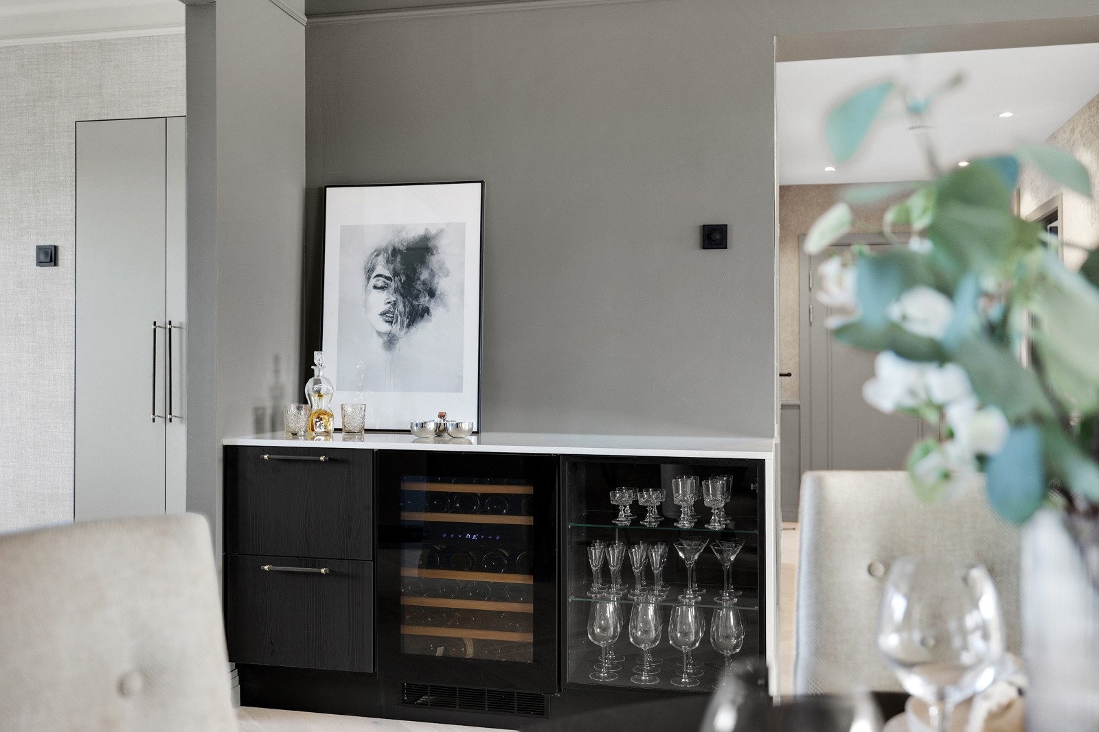 Barløsning, nytt i 2022, med Agra dekton stenplate,Temtech vinskap med 2 soner. Samt 2 stk. skuffer og skap med glassdør. Galleribilde