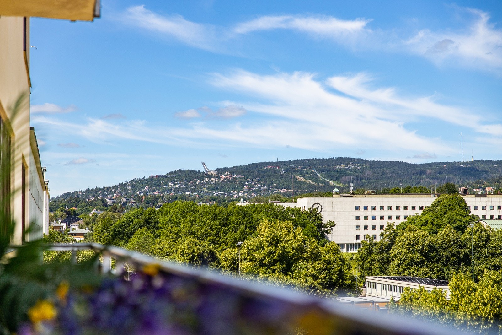 Brannbalkongen vender mot Marienlystplassen, her ser man også Holmenkollen. Galleribilde