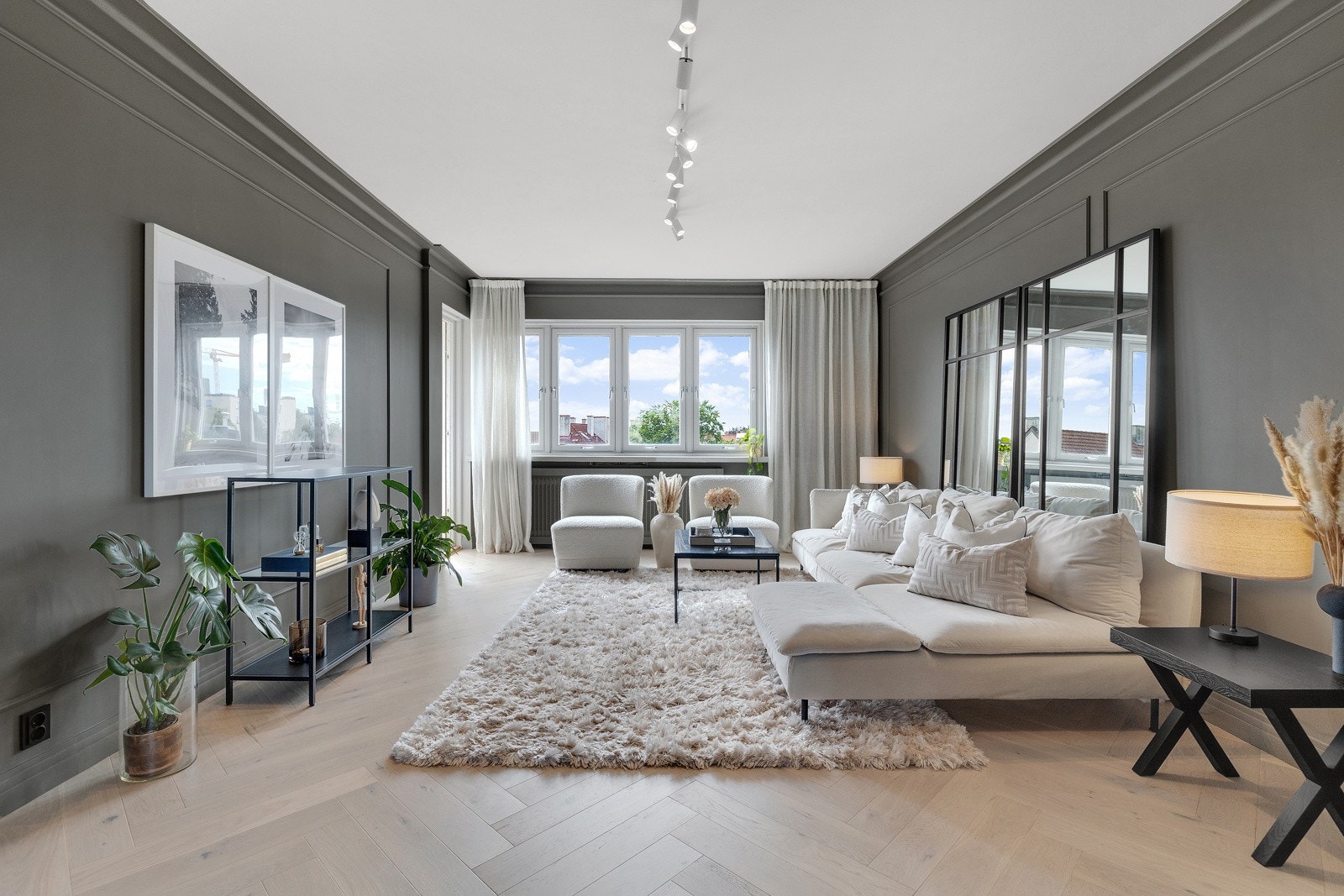 Eksklusiv Country Oak eikeparkett lagt i fiskebensmønster i kjøkken, stue og entrè/gang. Galleribilde