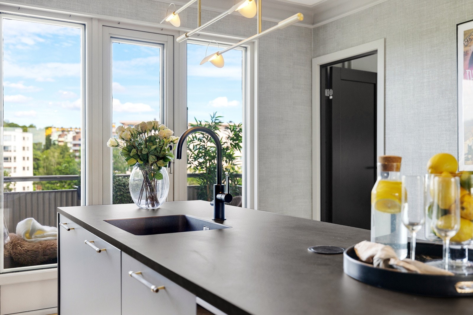 Det er planlimt vask og gode arbeidsflater på kjøkkenøyen, samt integrert stikkontakt. Galleribilde