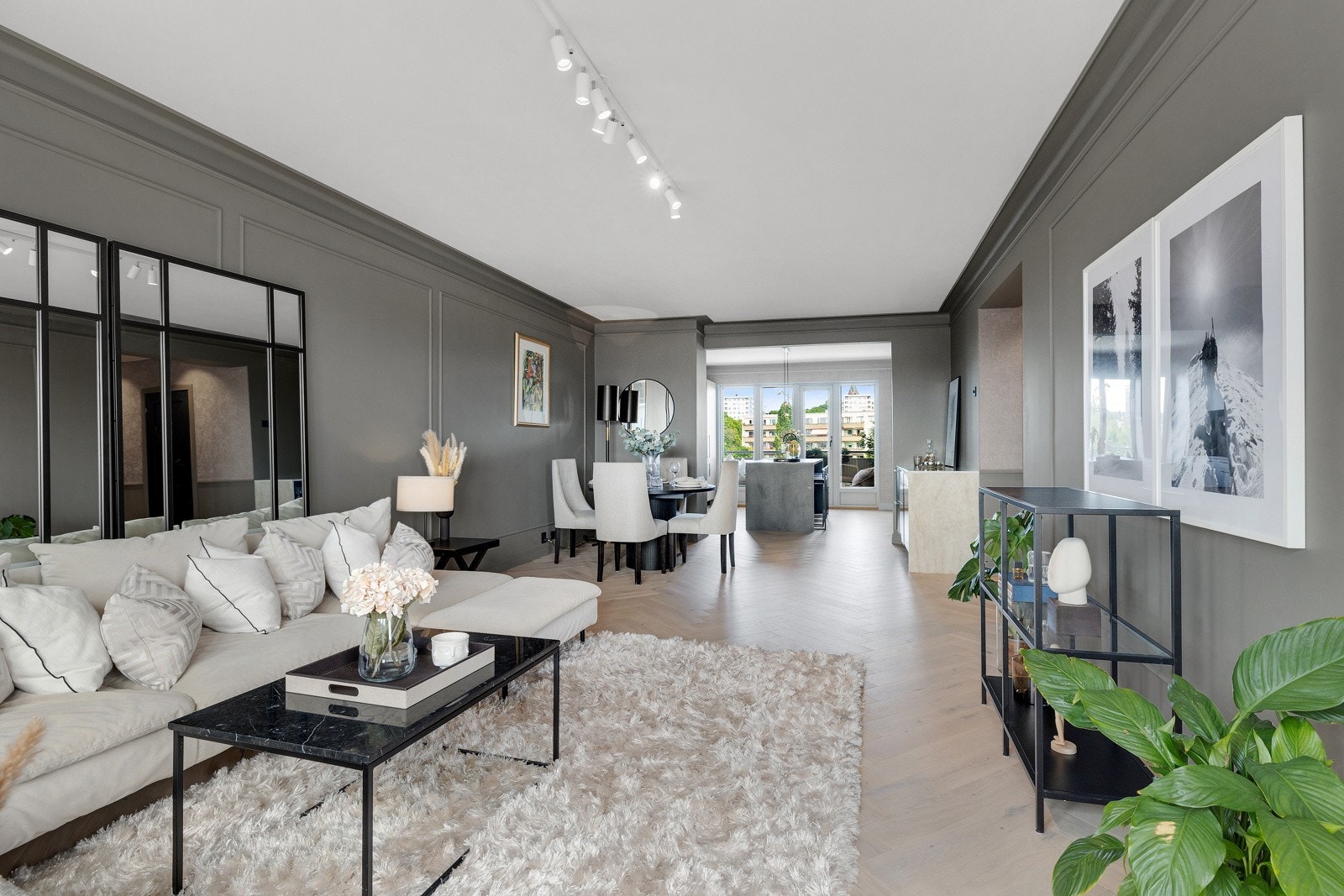 Gjennomgående og eksklusiv 4-roms designleilighet, oppusset i 2021. 6 etg. m/heis, 2 balkonger, ingen innsyn. Galleribilde