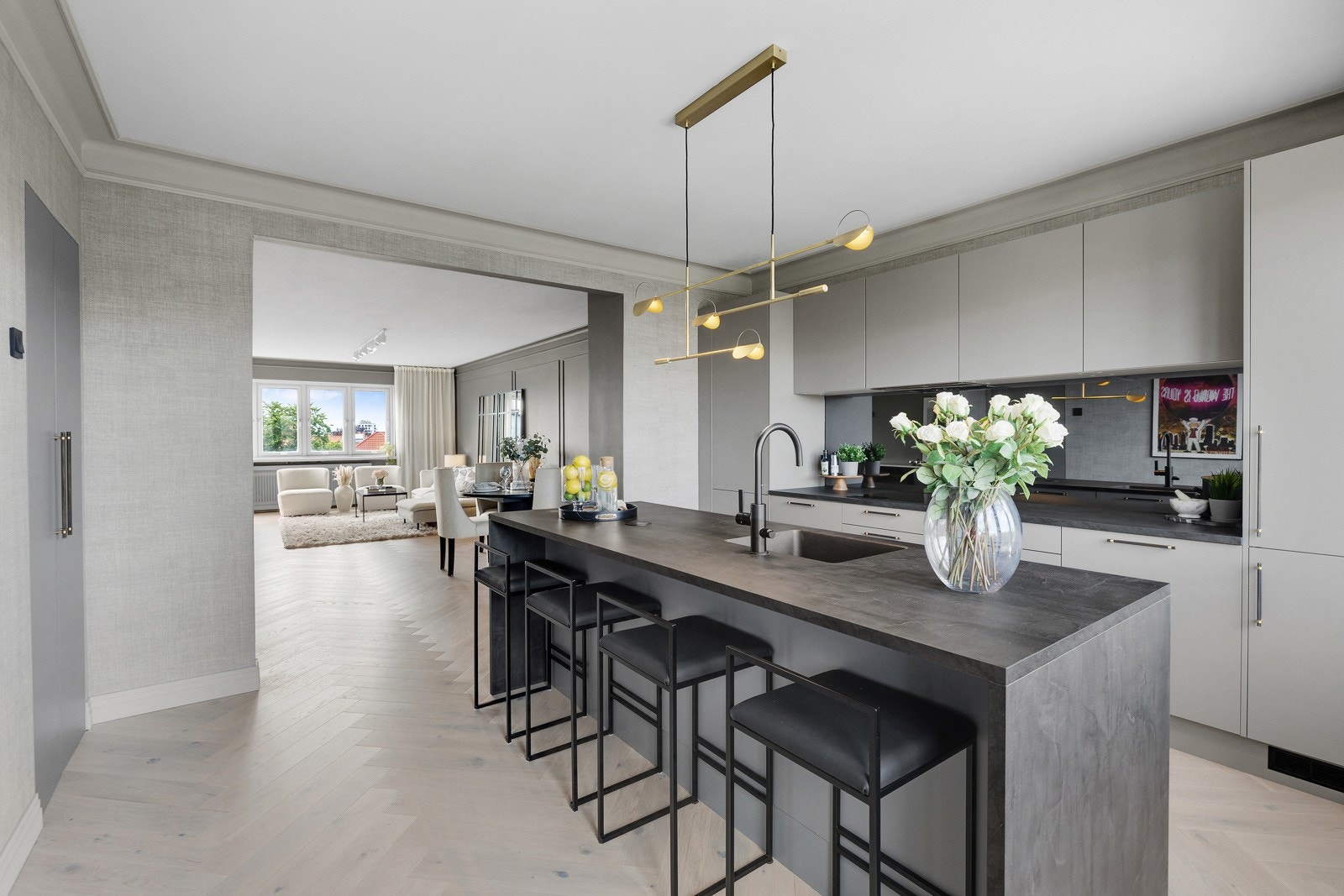 Det er helintegrert kjøl -og fryseskap, oppvaskmaskin og nedfeldt indeksjonstopp. Galleribilde