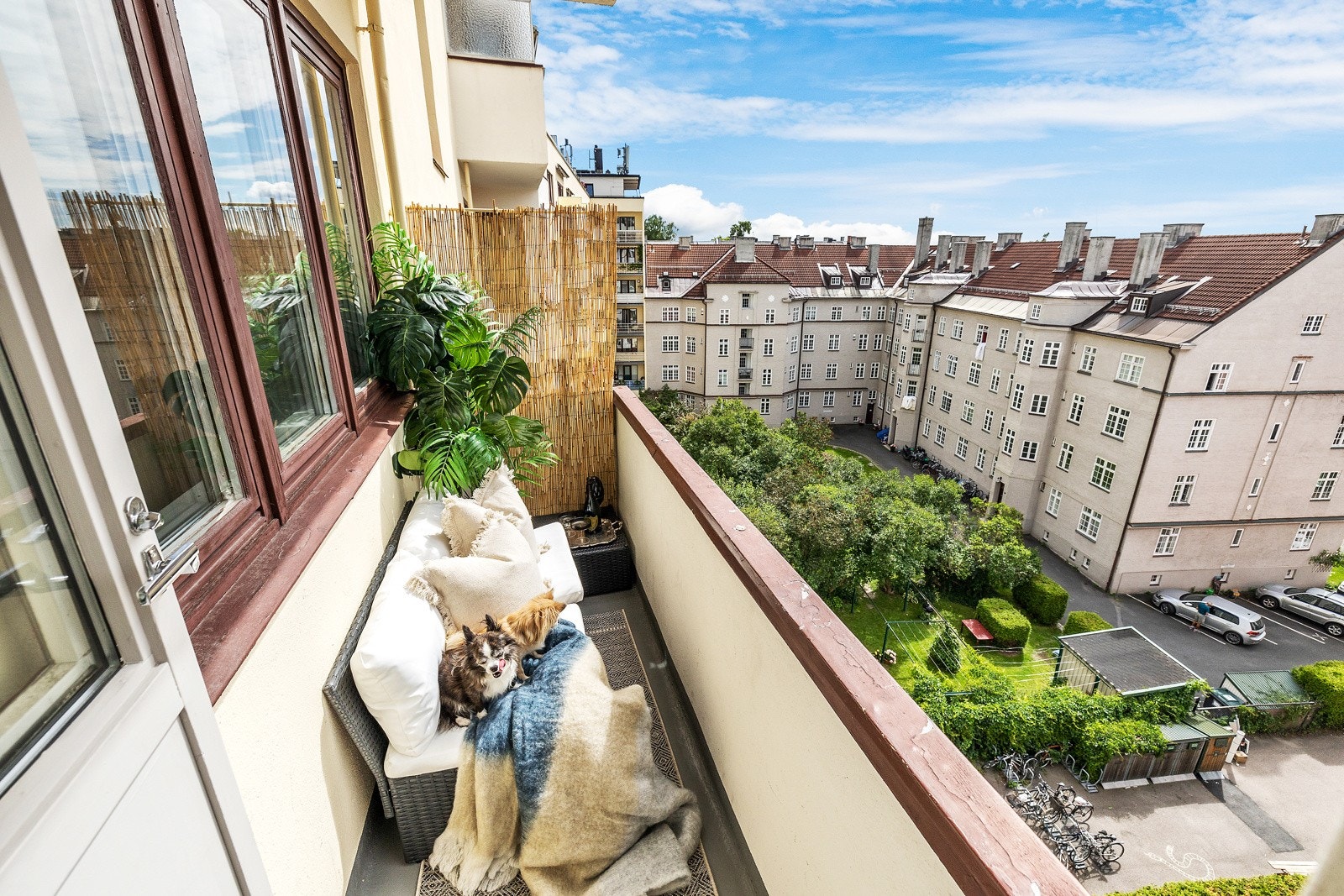 Fra stuen er det utgang til solrik balkong med flott utsikt til indre gårdsrom Galleribilde