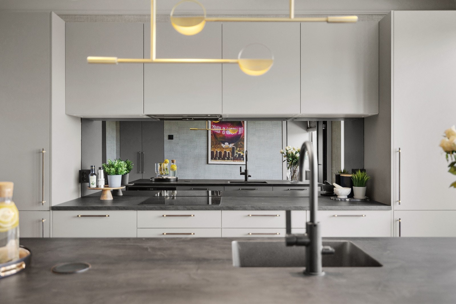 Mellom kjøkkenbenk og overskap, er det sotet speil. Galleribilde