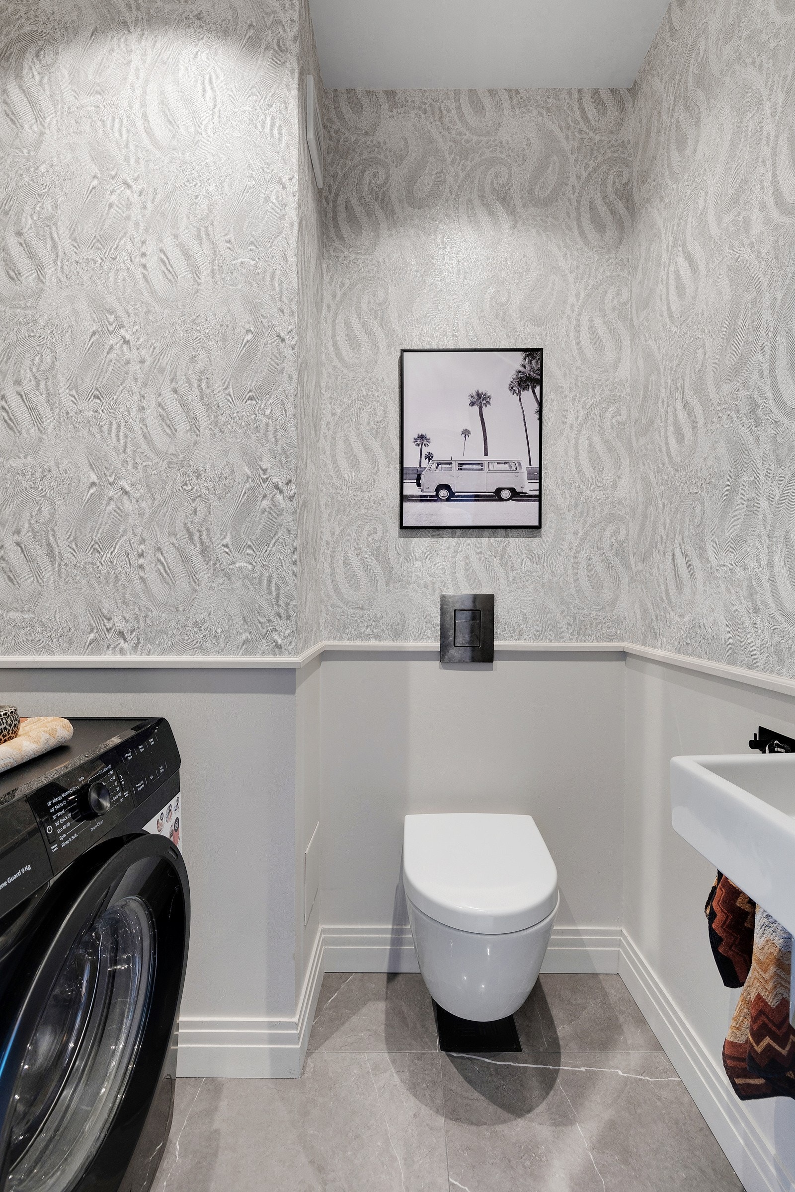 Separat, og nydelig gjestetoalett med opplegg for vaskemaskin. Galleribilde