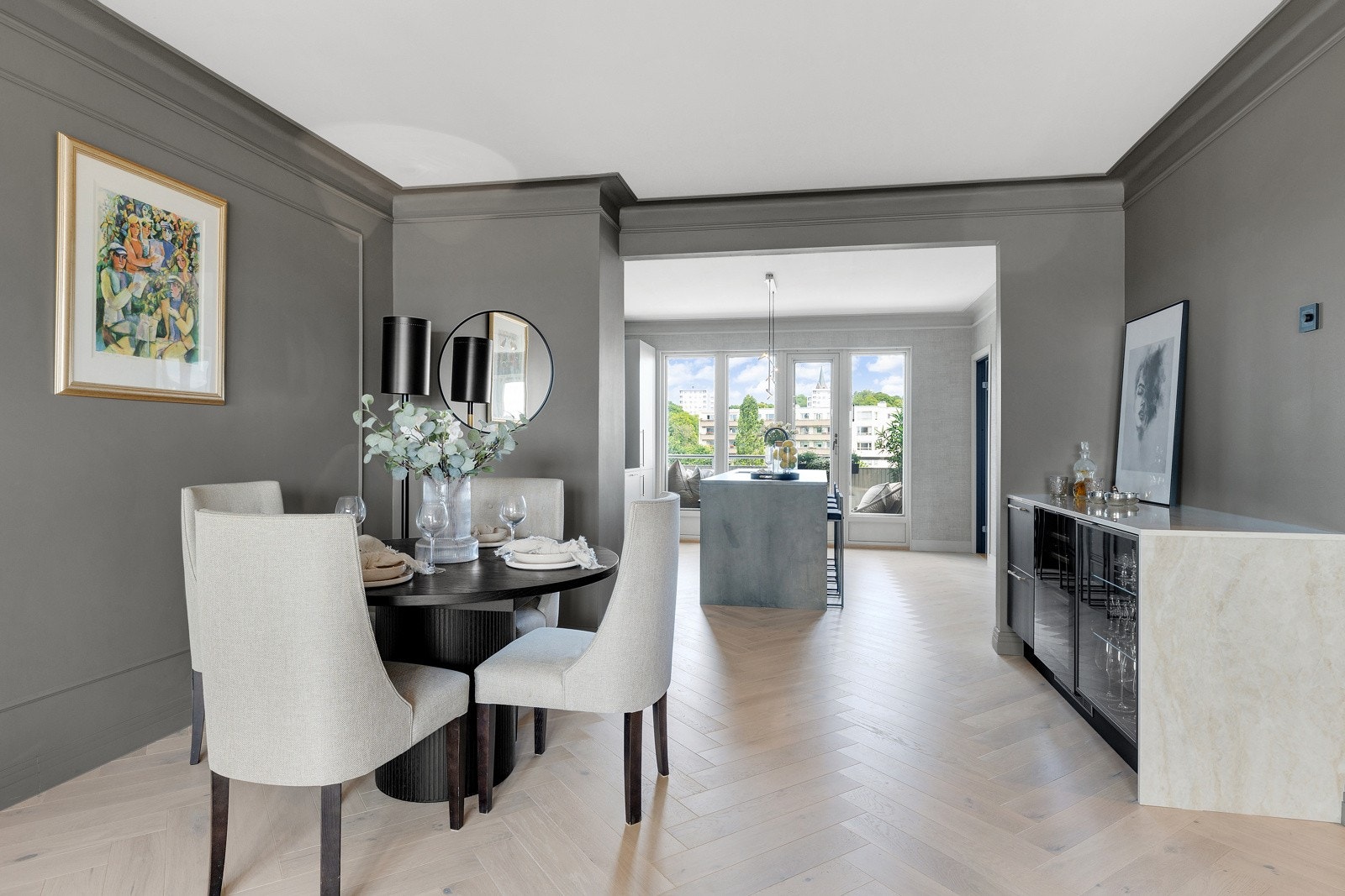 Det er ingen innsyn til leiligheten. Beliggende i 6. etg. med heis. Galleribilde