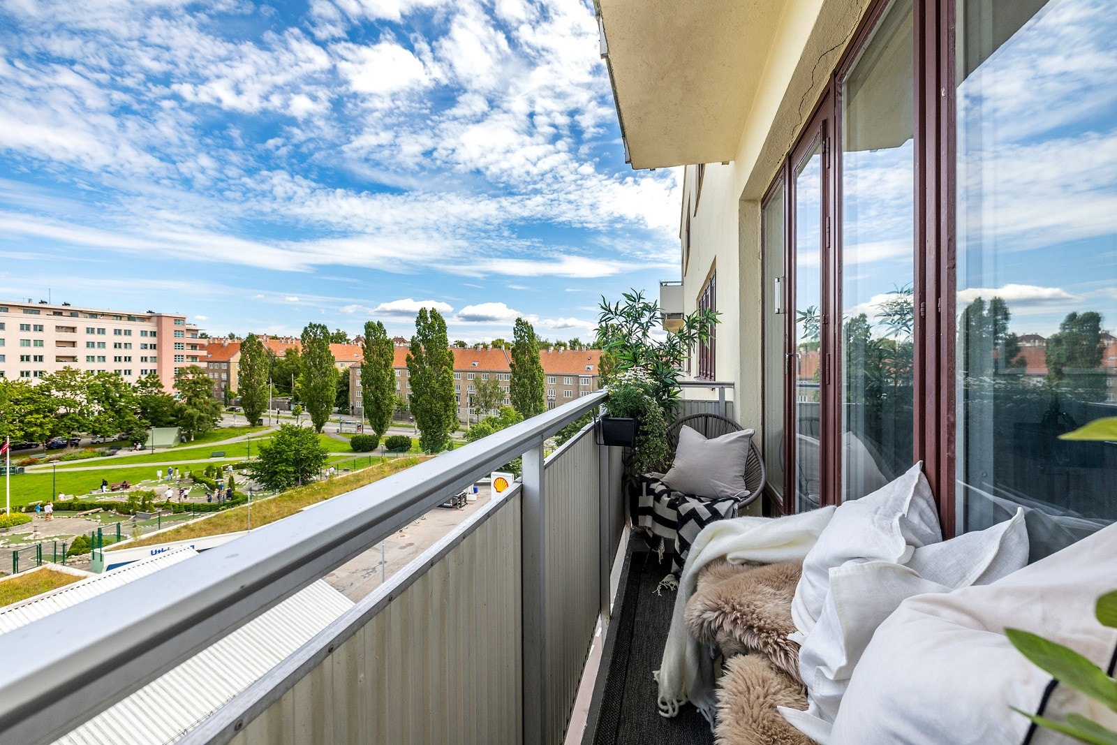 Marienlyst Garasjeanlegg ligger rett over gaten. Det er tidvis plasser for salg/leie. Se finn.no Galleribilde