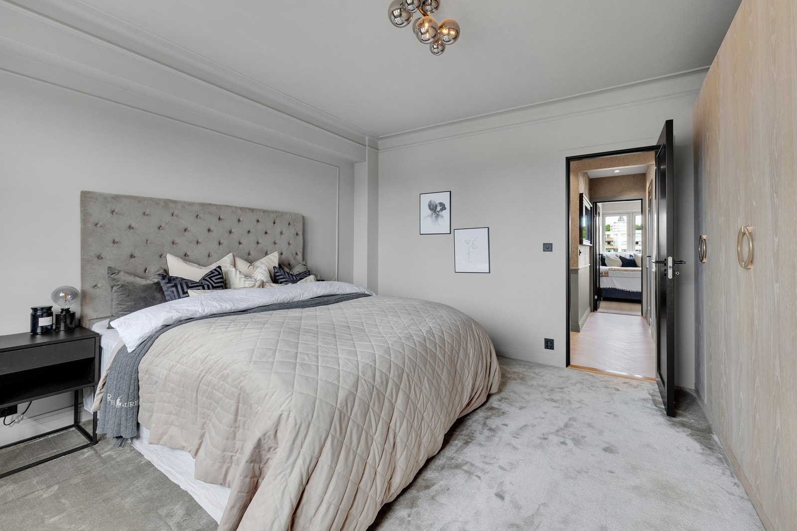 Hovedsoverommet er på ca. 16 kvm. og vender mot indre gårdsrom. Galleribilde