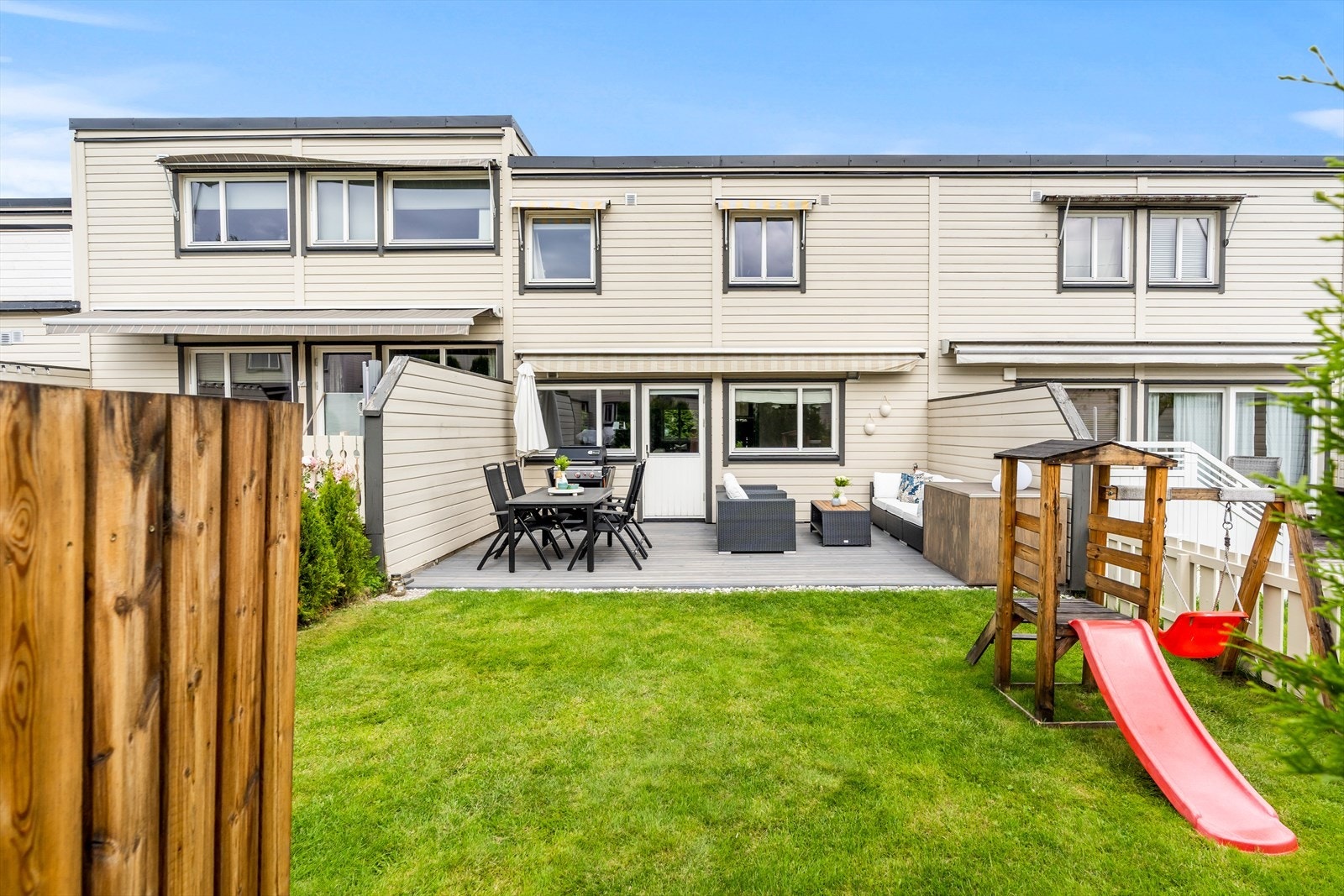 Terrassen er utstyrt med markise, noe som også er montert over soveromsvinduene i 2. etasje Galleribilde