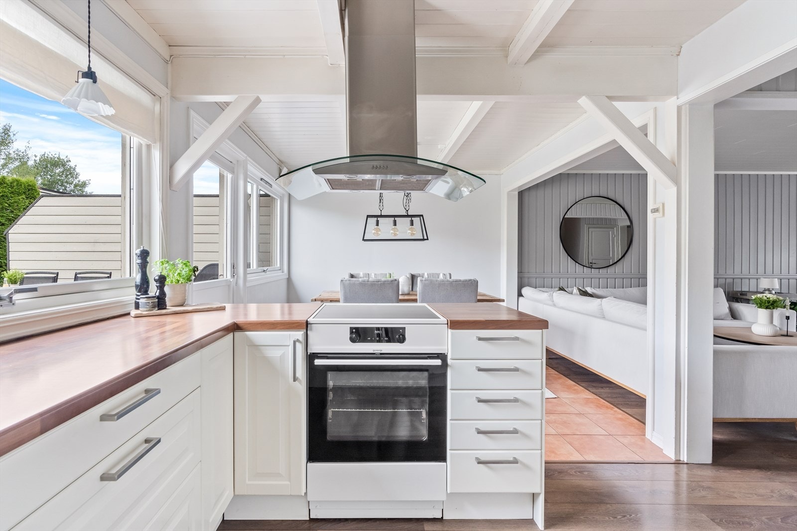 Komfyren er utstyrt med induksjonstopp og ventilator med kullfilter Galleribilde