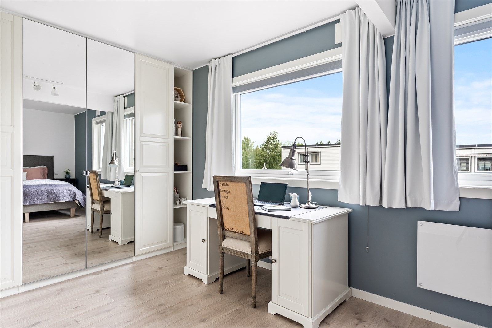 Hovedsoverommet er av svært god størrelse og har et romslig garderobeskap og god plass til både skrivepult og dobbeltseng Galleribilde