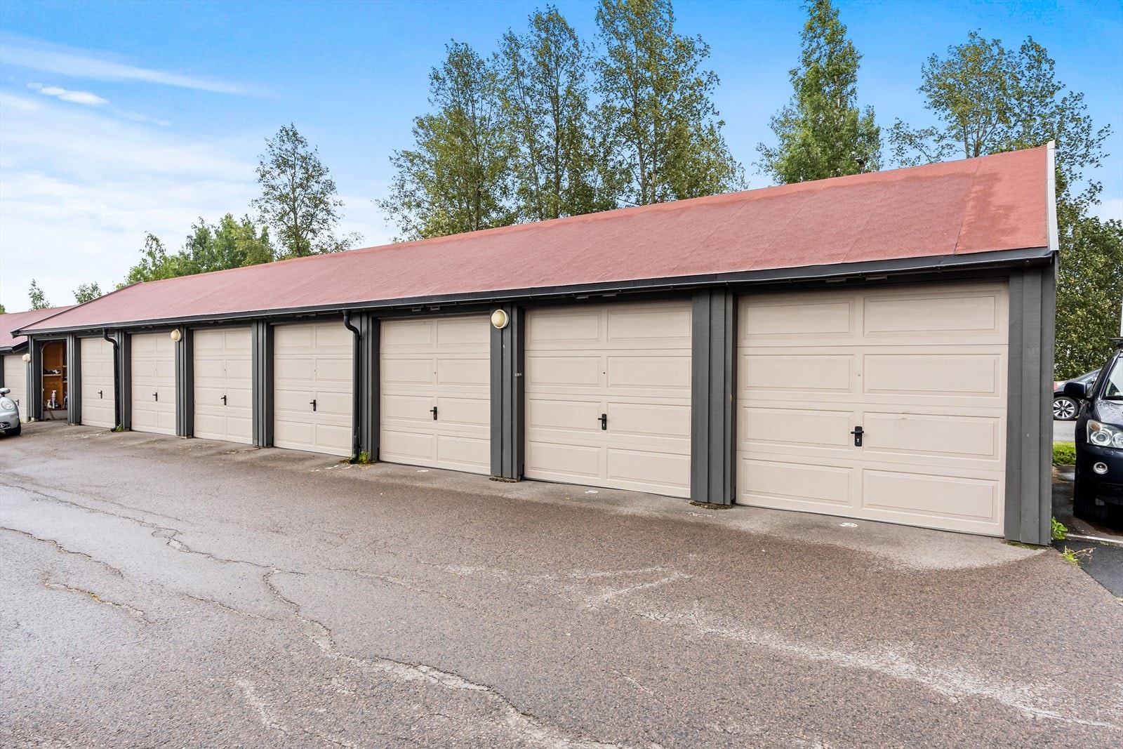 Nåværende eier disponerer garasje nr. 57. Det er mulig å søke styre om en plass nr. 2 utendørs hvis man skulle trenger det Galleribilde