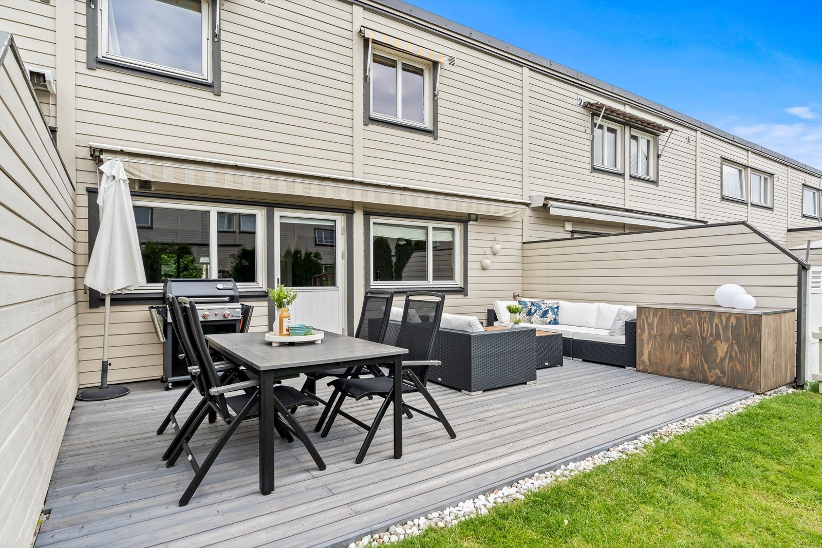 På beste sommerstid kommer solen på adkomstterrassen tidlig om morningen og er der de første soltimene. Fra ca. kl. 11-12 kommer solen på markterrassen og du har solen til rundt 19-20 på kvelden. Galleribilde