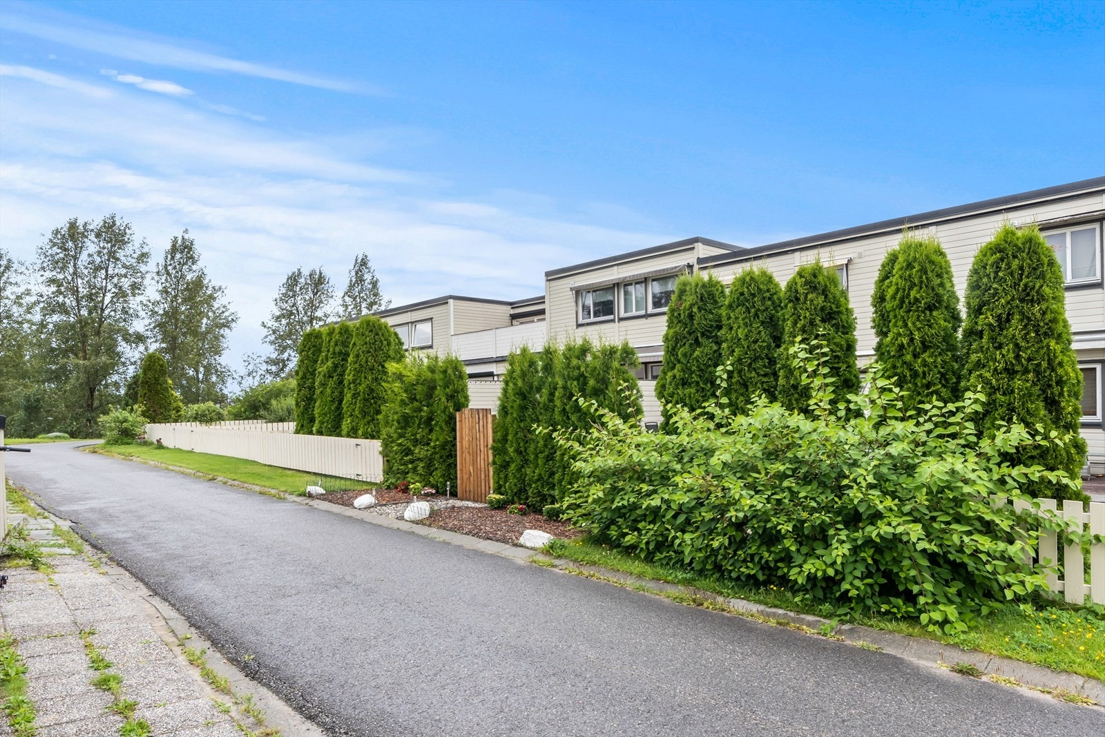 Borettslagets tomt er på 34.743 m² og er fellesareal for alle andelene i borettslaget. Fellestomten har internveier, frodige og fine fellesområder med gressplener, trær og beplantning, samt koselige lekeplasser Galleribilde