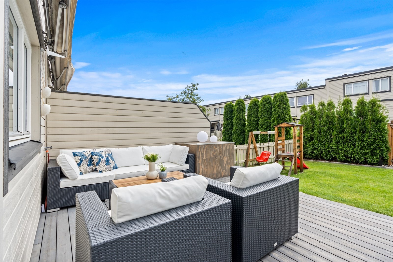 Uteplassene har fantastiske solforhold, så her kan man velge hvor man vil sette seg - alt etter om man ønsker sol eller skygge. Galleribilde