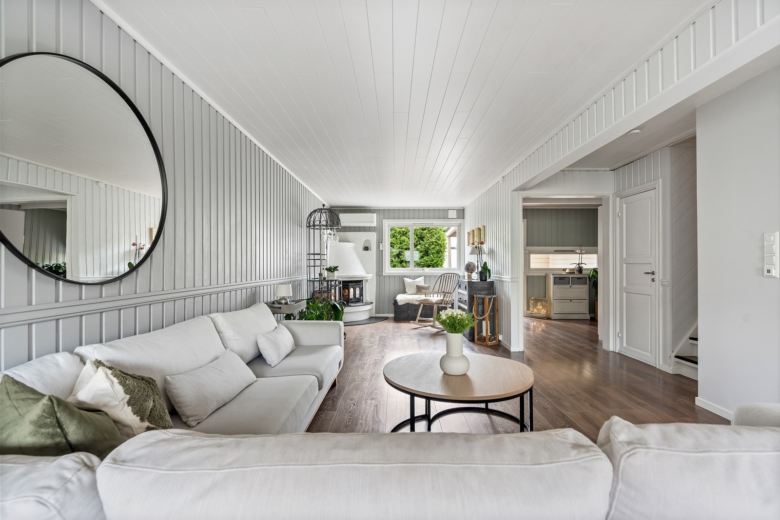 Flott og romslig stue med peis og varmepumpe Galleribilde