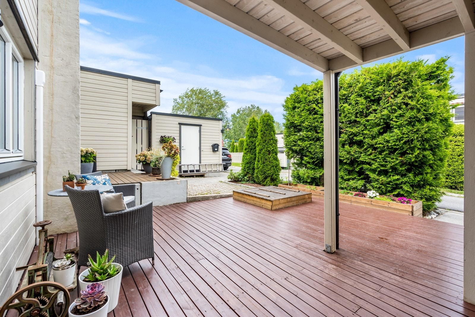 Terrassen ble utvidet i 2018, og samme året ble det laget til en platekasser som er perfekt for blomster eller grønnsaker. Videre er det en sandkasse - perfekt for de minste. Galleribilde