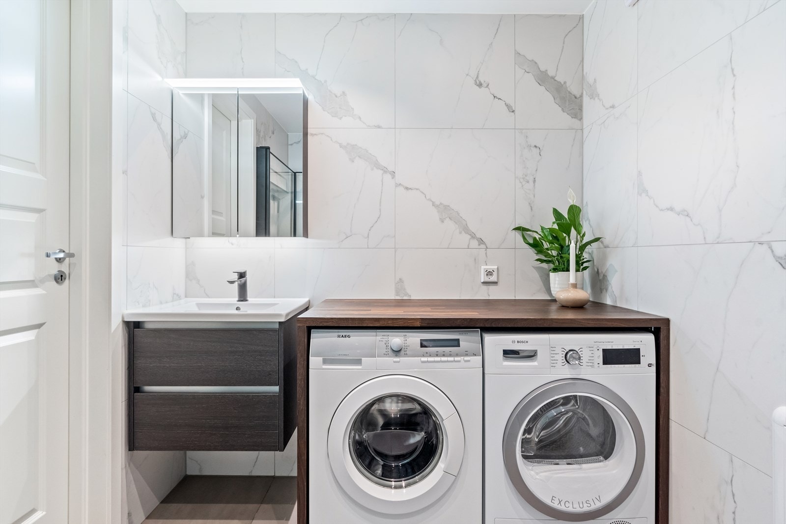 Boligen har to baderom, ett i hver etasje. Badet i 1. etasje ble totalrenovert i 2020/2021. Galleribilde