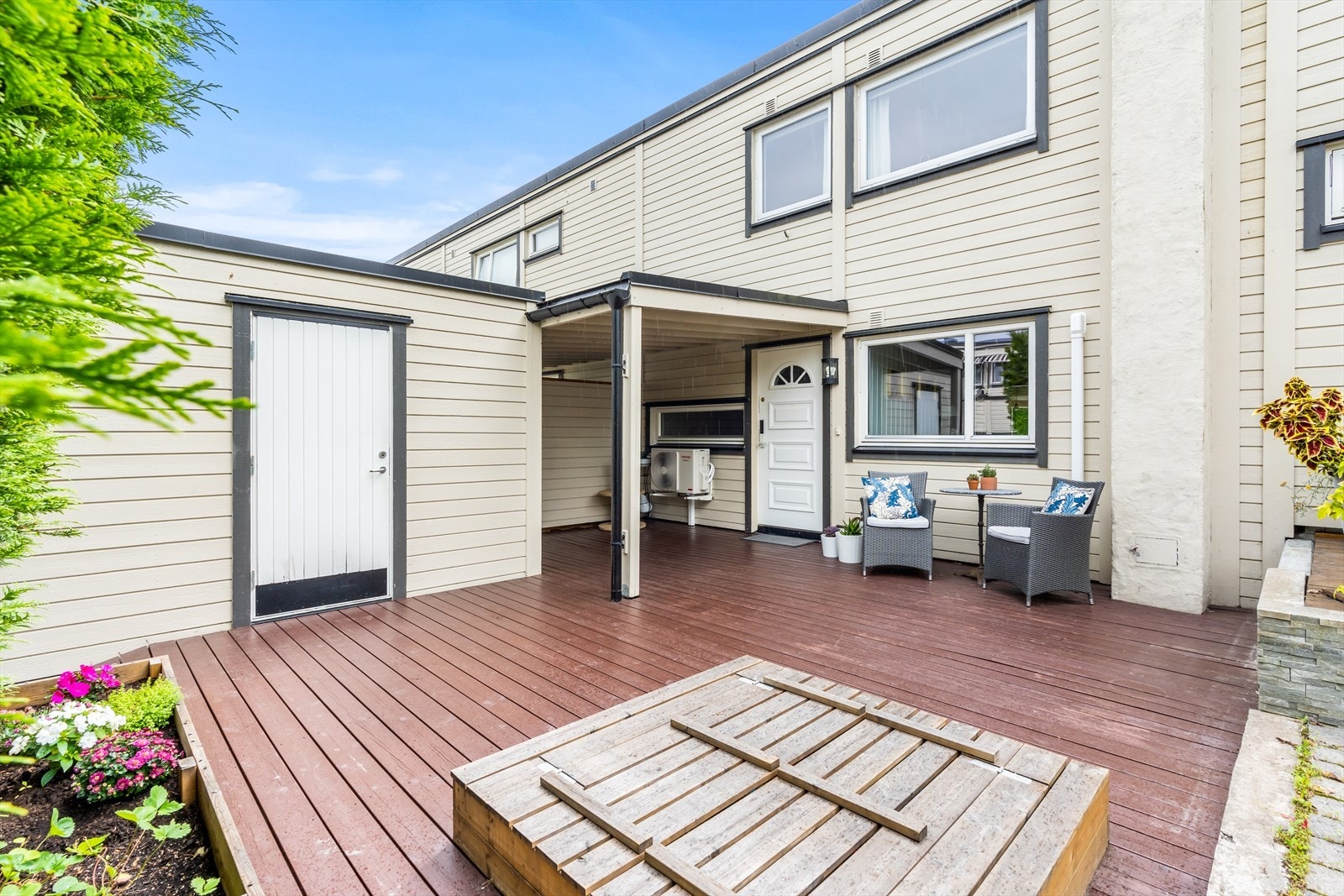 Adkomstterrassen er delvis overbygget og utgjør ca. 35 m². Det er en praktisk utvendig bod som utgjør 5 m². Galleribilde