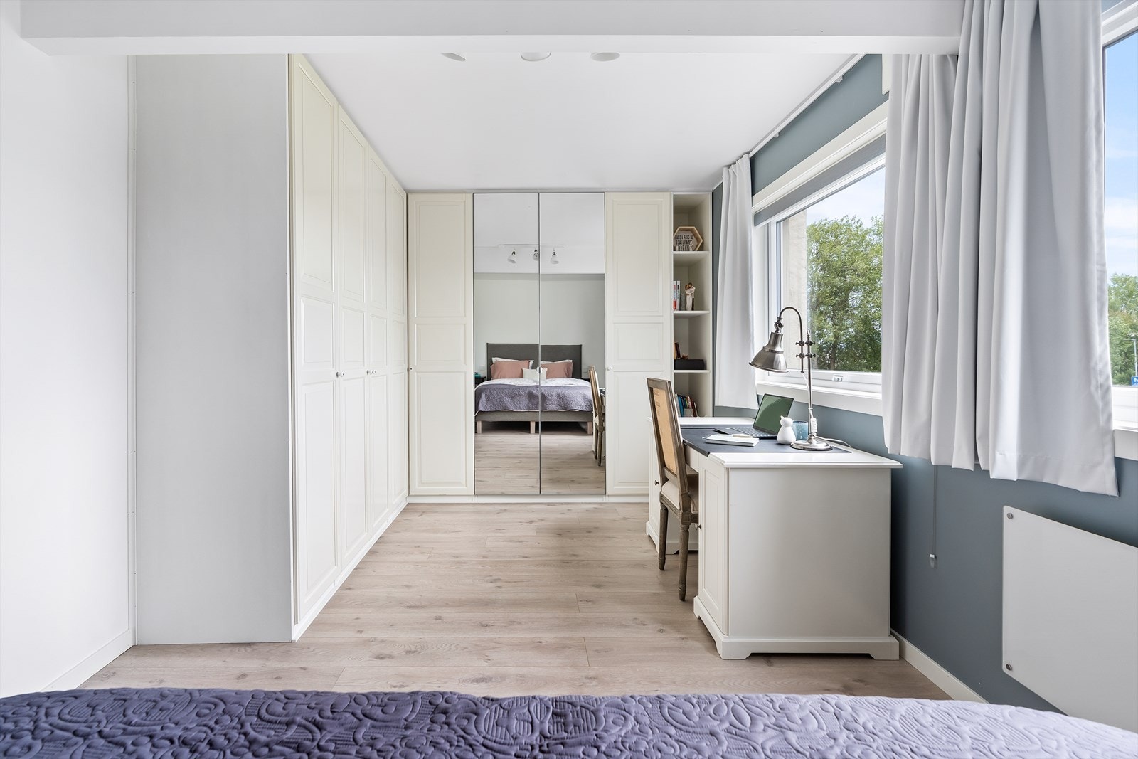 Det er glatte vegg- og takflater malt i delikate farger. På gulvet er det lagt et lekkert laminatgulv. Galleribilde