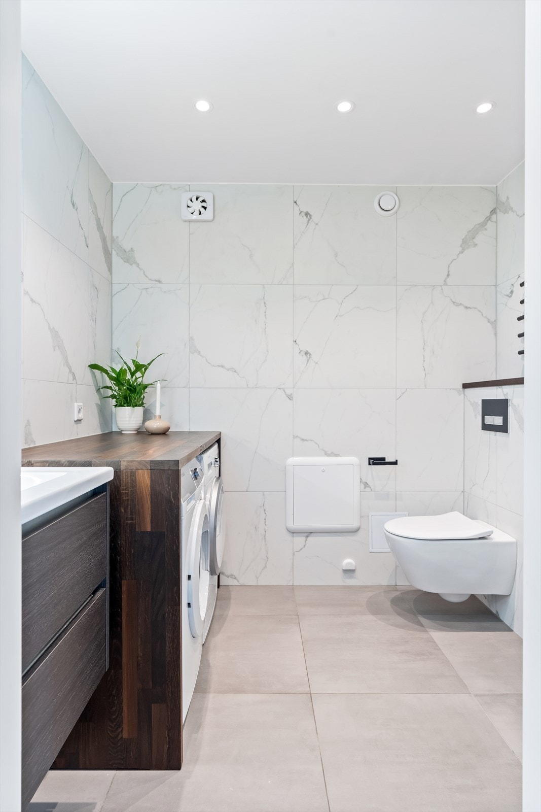 Her ble alt det elektriske ifm. badet tatt og det foreligger samsvarserklæring. Videre ble detlagt nytt rør-opplegg (rør-i-rør). Badet fremstår lekkert utført med fliser med marmormønster og betonglignende fliser på gulv. Galleribilde