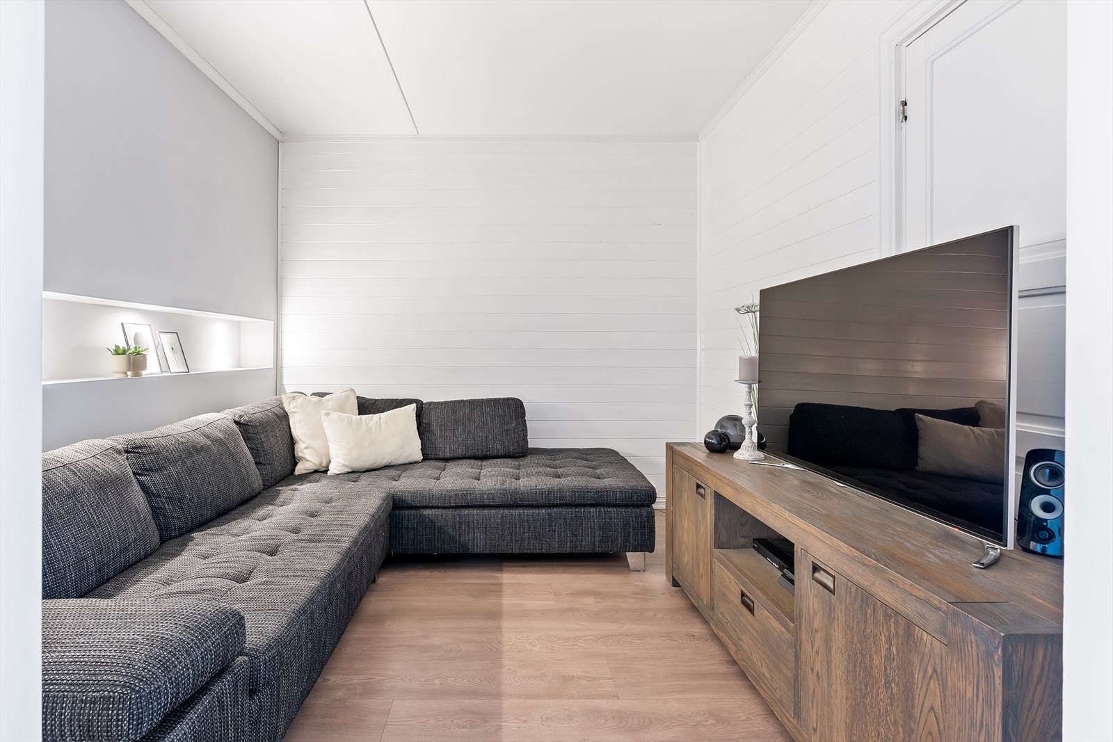 I 2. etasje er et fint ekstra oppholdsrom for barnefamilien. Stuen er romslig, med fleksible bruksmuligheter. Galleribilde