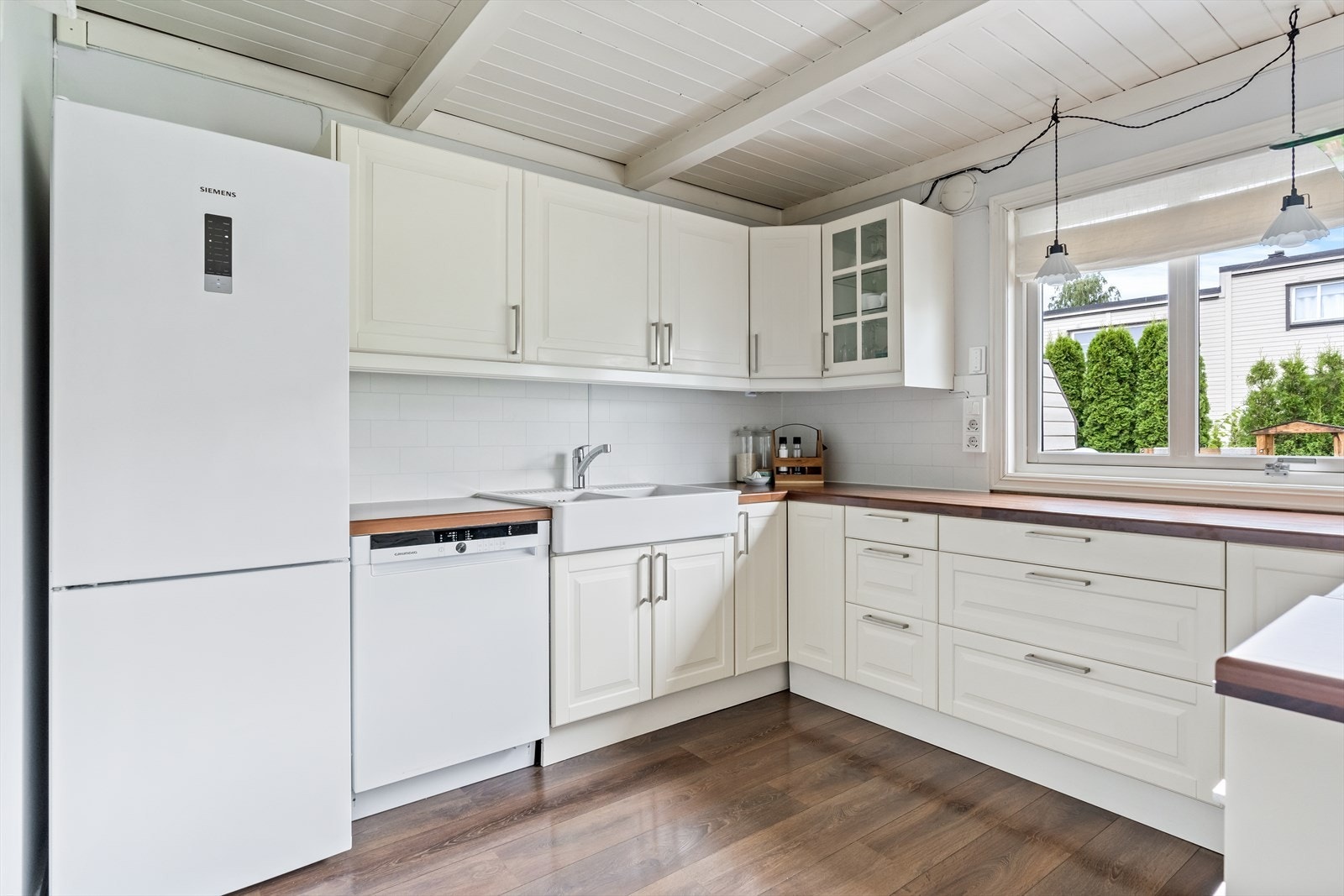 Innredningen består av frittstående og integrerte hvitevarer som kombiskap, oppvaskmaskin og komfyr med platetopp, samt ventilator med kullfilter. Galleribilde