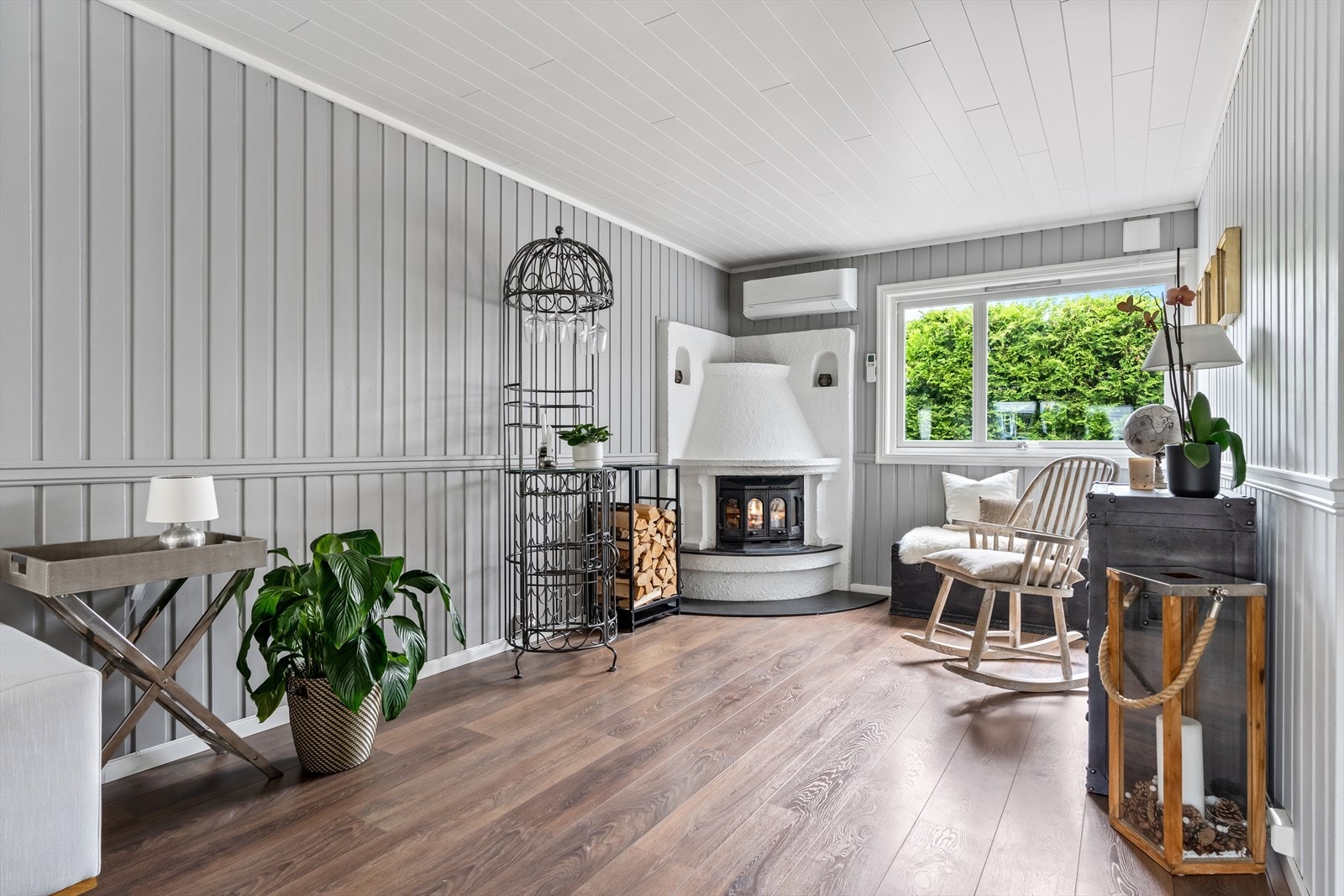 Rommets størrelse gjør den enkel å møblere. I det ene hjørnet er det satt inn peisovn og varmepumpe (luft/luft) som bidrar til god innetemperatur. Galleribilde