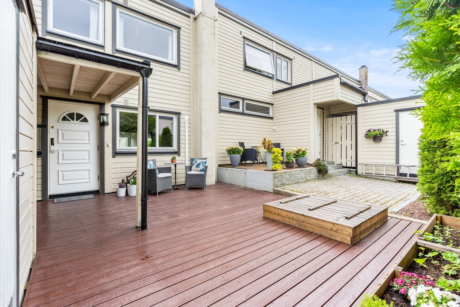 Boligen har adkomstterrasse på fremsiden av huset, og markterrasse og hage bak. Galleribilde