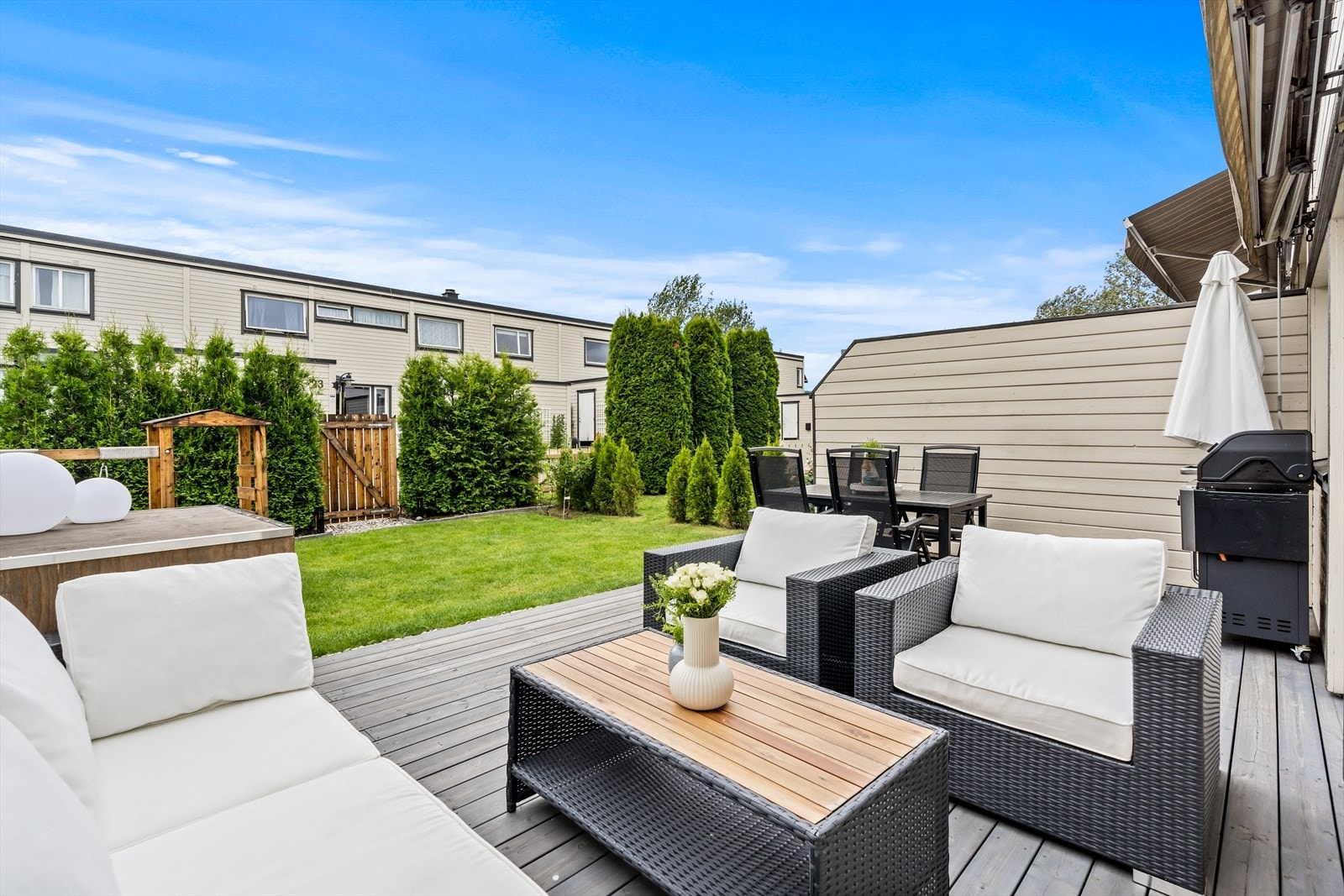 Rekkehuset kan by på en god standard og nydelige uteplasser med gode solforhold. Galleribilde