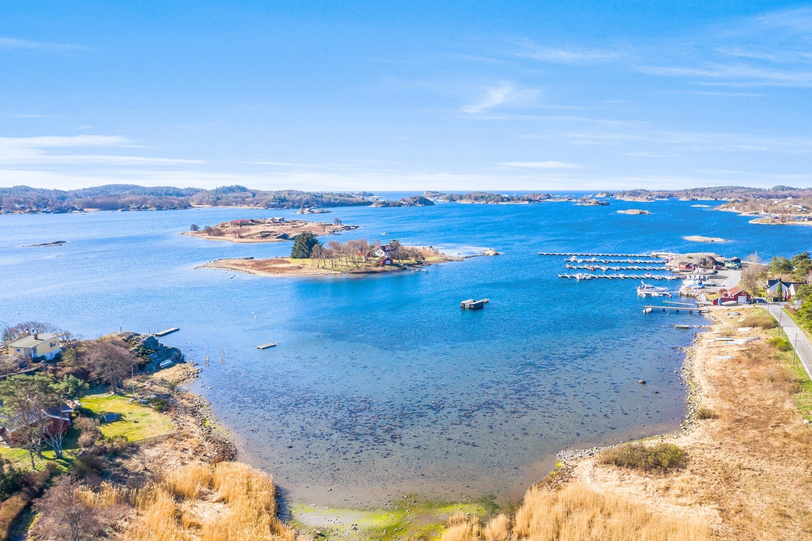 Øygruppen Svenner ligger i havgapet i Larviksfjorden og bør besøkes. Her kan du varme deg på solvarme svaberg og høre måkeskrik i det fjerne mens barna fisker krabber. Svenner fyr ble tent for første gang for nesten 150 år siden og fredet i 1997 Galleribilde