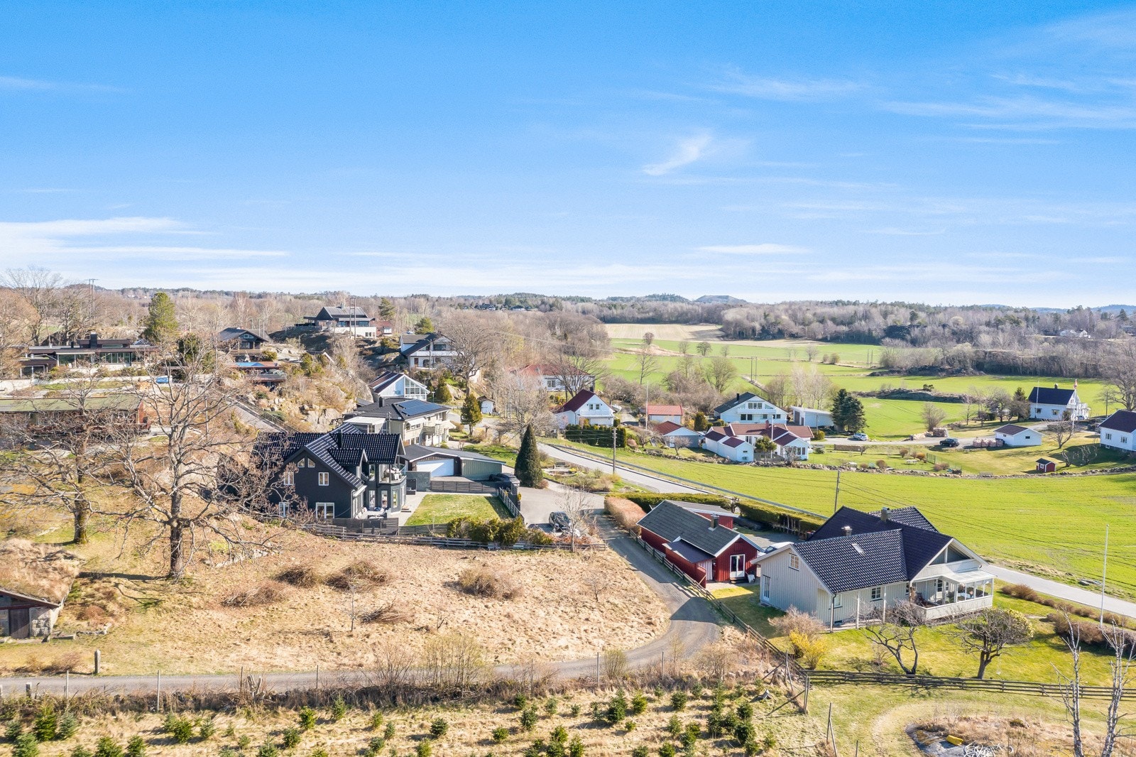 Dette er en stor, solrik boligtomt på ca 970m² i et attraktivt og populært boligområde. Nærhet til sjø og strand. Ingen boplikt Galleribilde