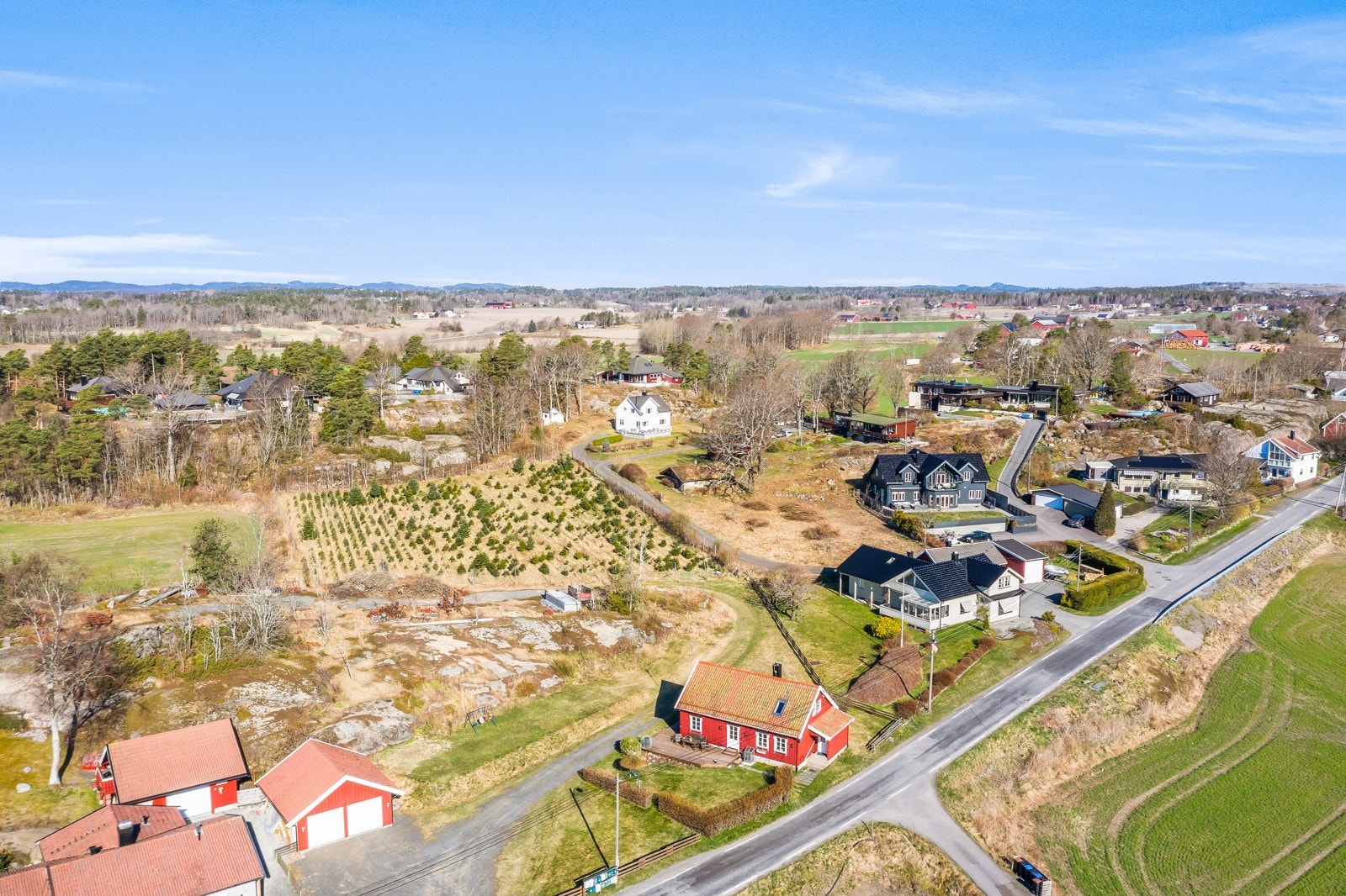 Det er kort vei til Tjøllingvollen med bl.a. dagligvarebutikk, legekontor og idrettsanlegg. I nærområdet er mange flotte turområder i landlige omgivelser. Populære områder som Kjerringvik, Ula og Viksfjord ligger ikke langt unna. Galleribilde