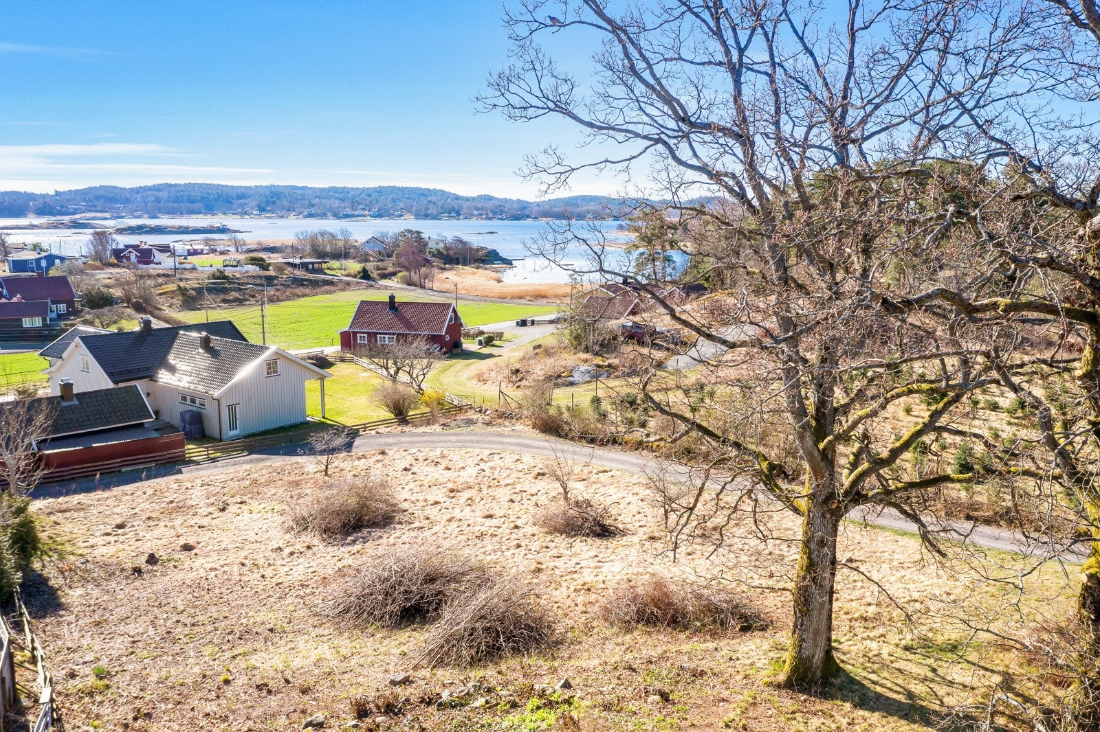 Umiddelbar nærhet til en hyggelig skjærgård med flott sandstrand og båthavn rett på nedsiden. Her finner du i tillegg en sommeråpen kiosk. Galleribilde