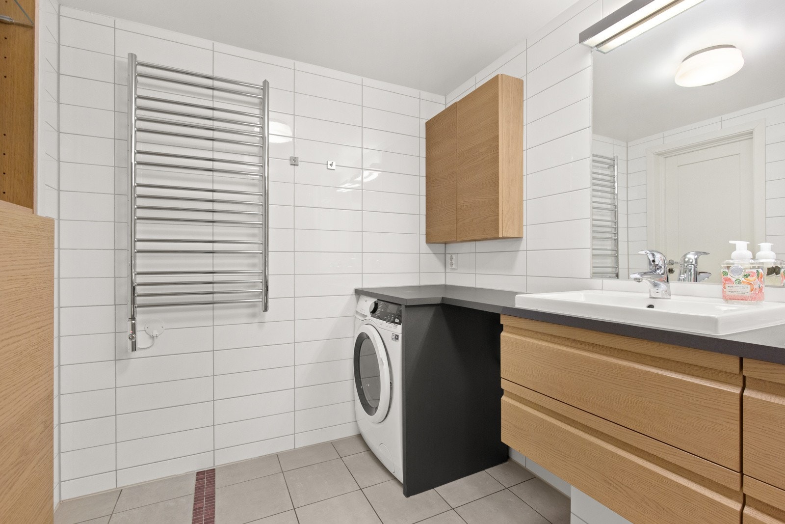 Dette store badet er pent flislagt og har opplegg for vaskemaskin. Galleribilde