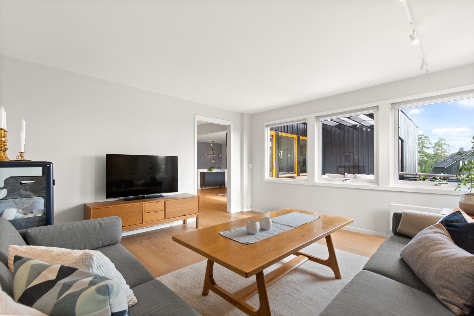 Tv-stuen har meget god plass til stor sofagruppe. Stuen har en skyvedør med glass som gir skjerming når man ønsker det. Galleribilde