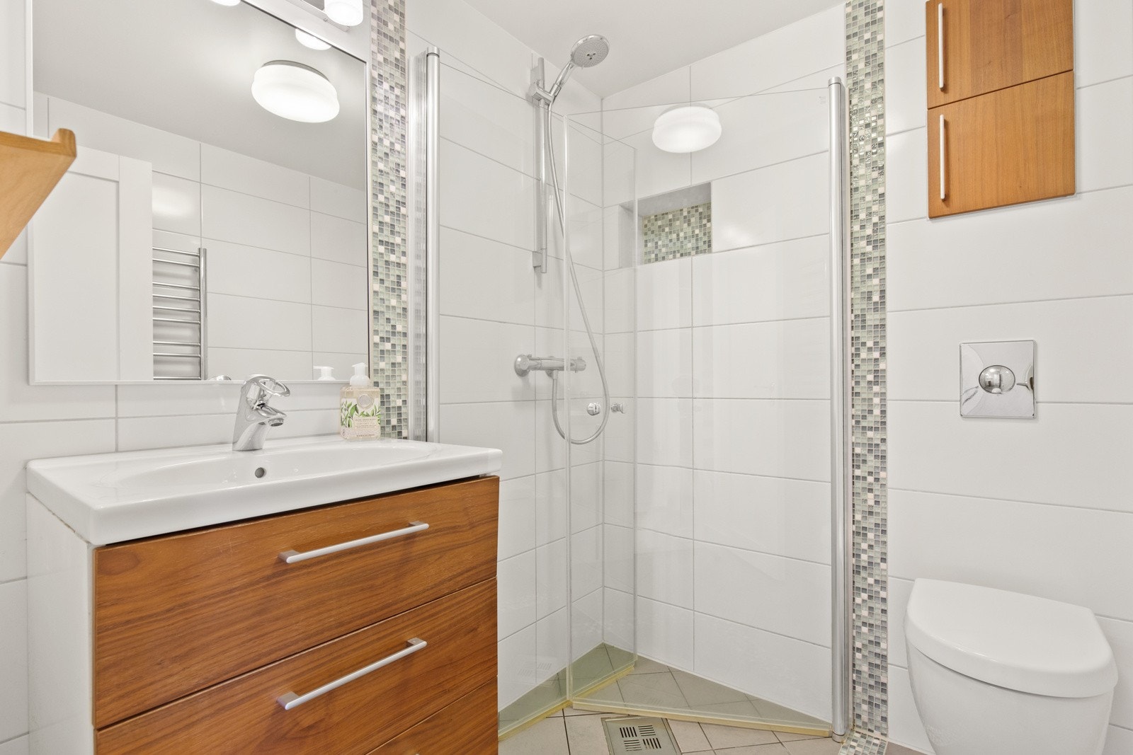 Videre fra entreen er det et romslig gjestebad med dusj,vask og wc. Galleribilde