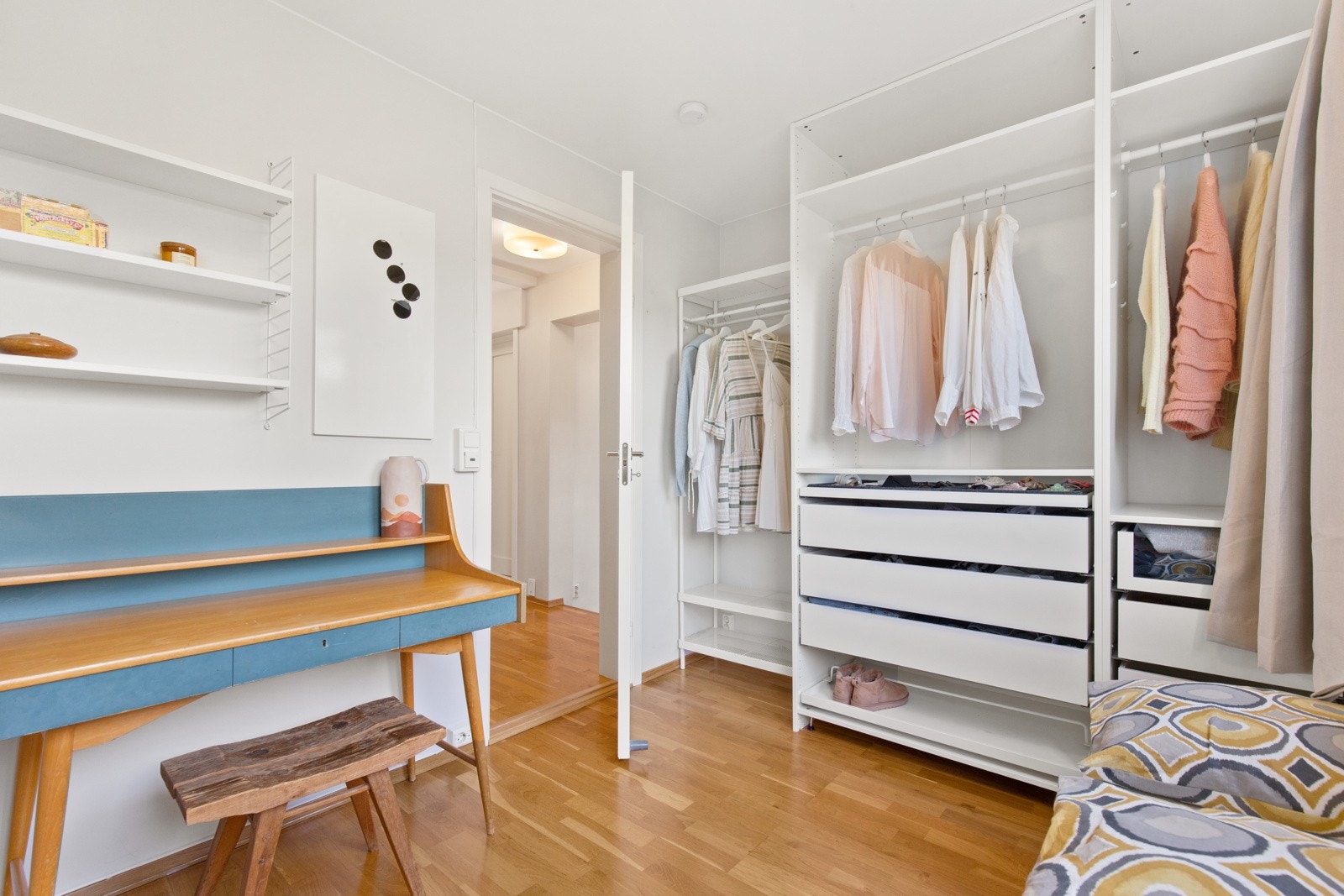 Sov 1 har god plass til seng, arbeidspult og garderobeinnredning. Galleribilde