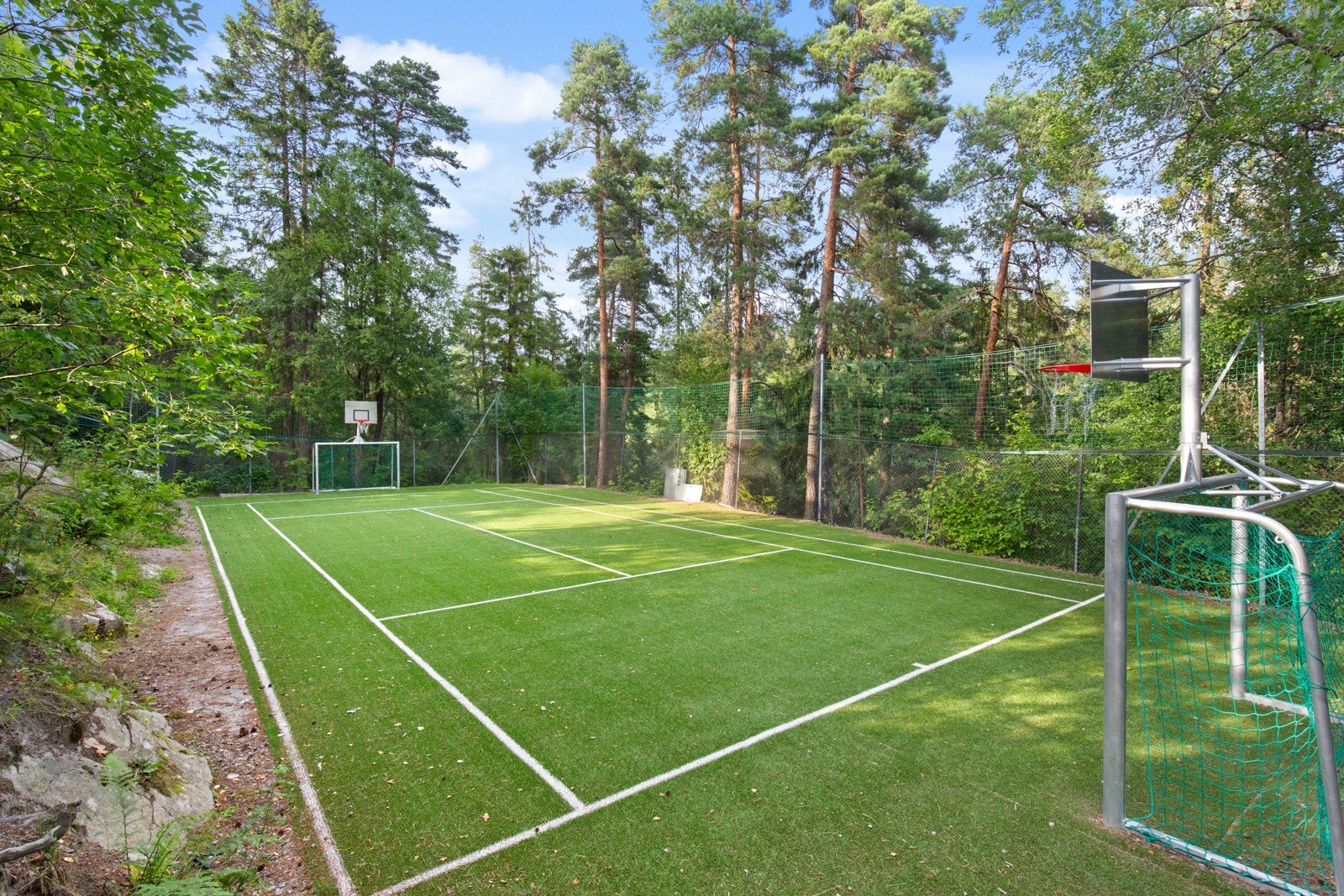 Kort vei til fotballbane. Videre herfra kan man gå rett ned til fredet urskog langs Ljanselva. Galleribilde