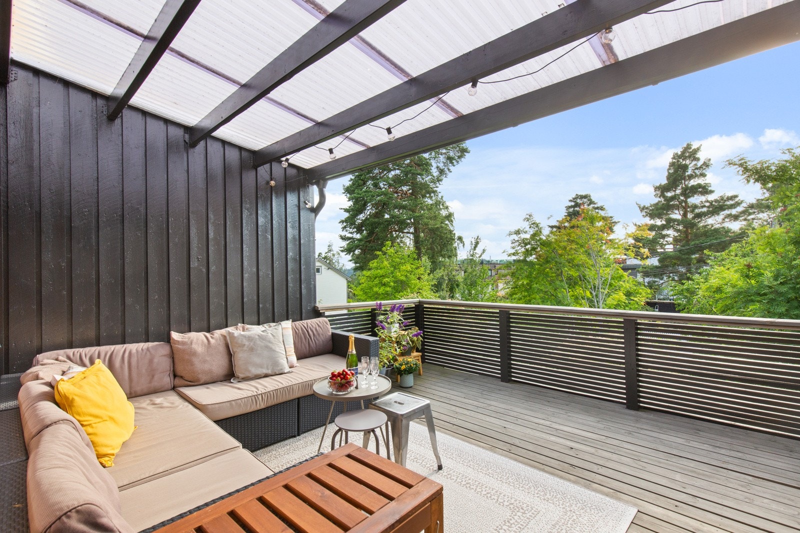 Balkongen i 2.etg er delvis dekket av pergola, her sitter man godt i le for vær og vind men samtidig kan man nyte solen på sommeren helt frem til kl.22 om kvelden. Galleribilde