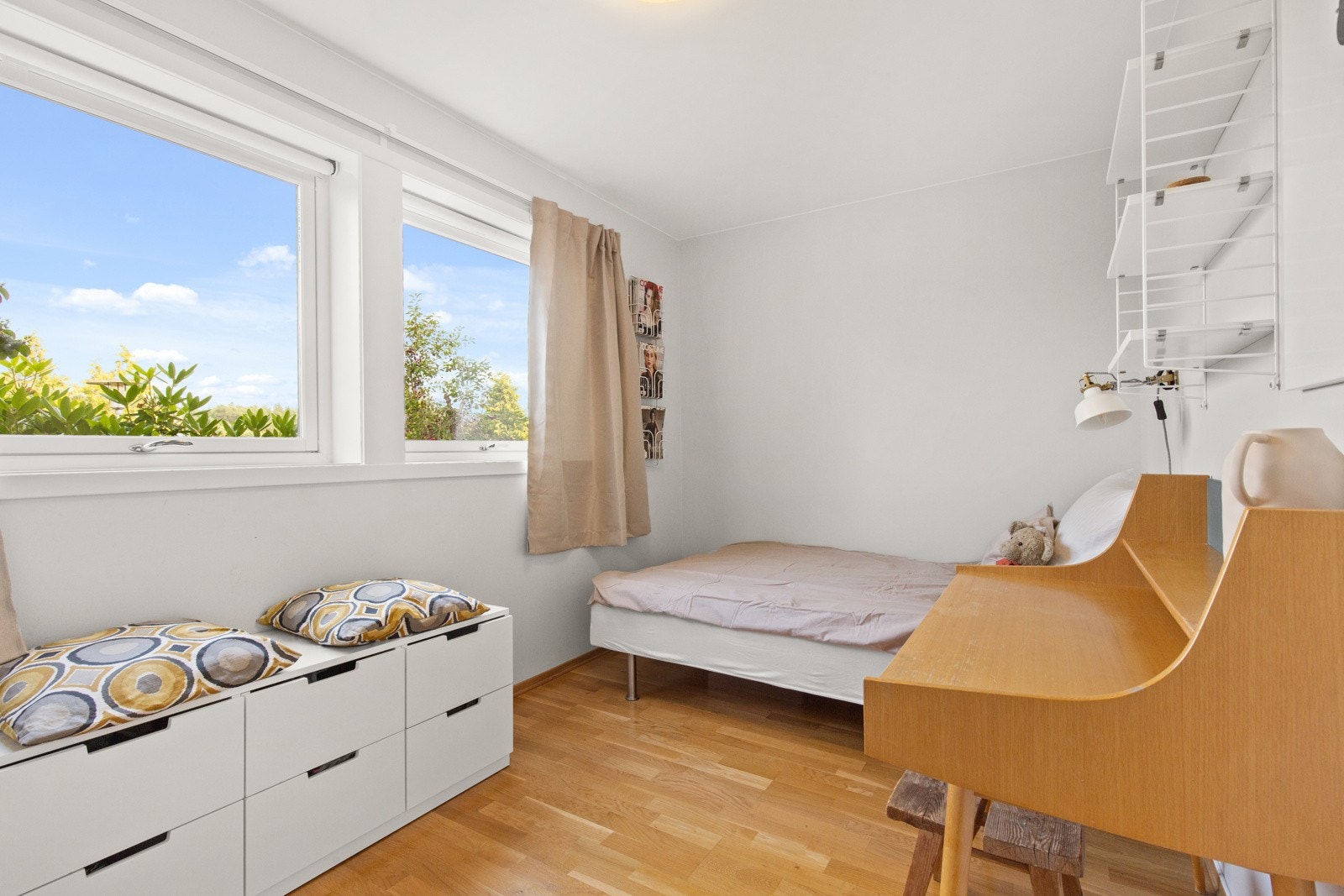 Videre inn fra entreen finner man 1 av de 3 soverommene. Videre omtalt sov.1. Dette rommet var tidligere en utvendig bod som er innlemmet som en del av huset. Galleribilde