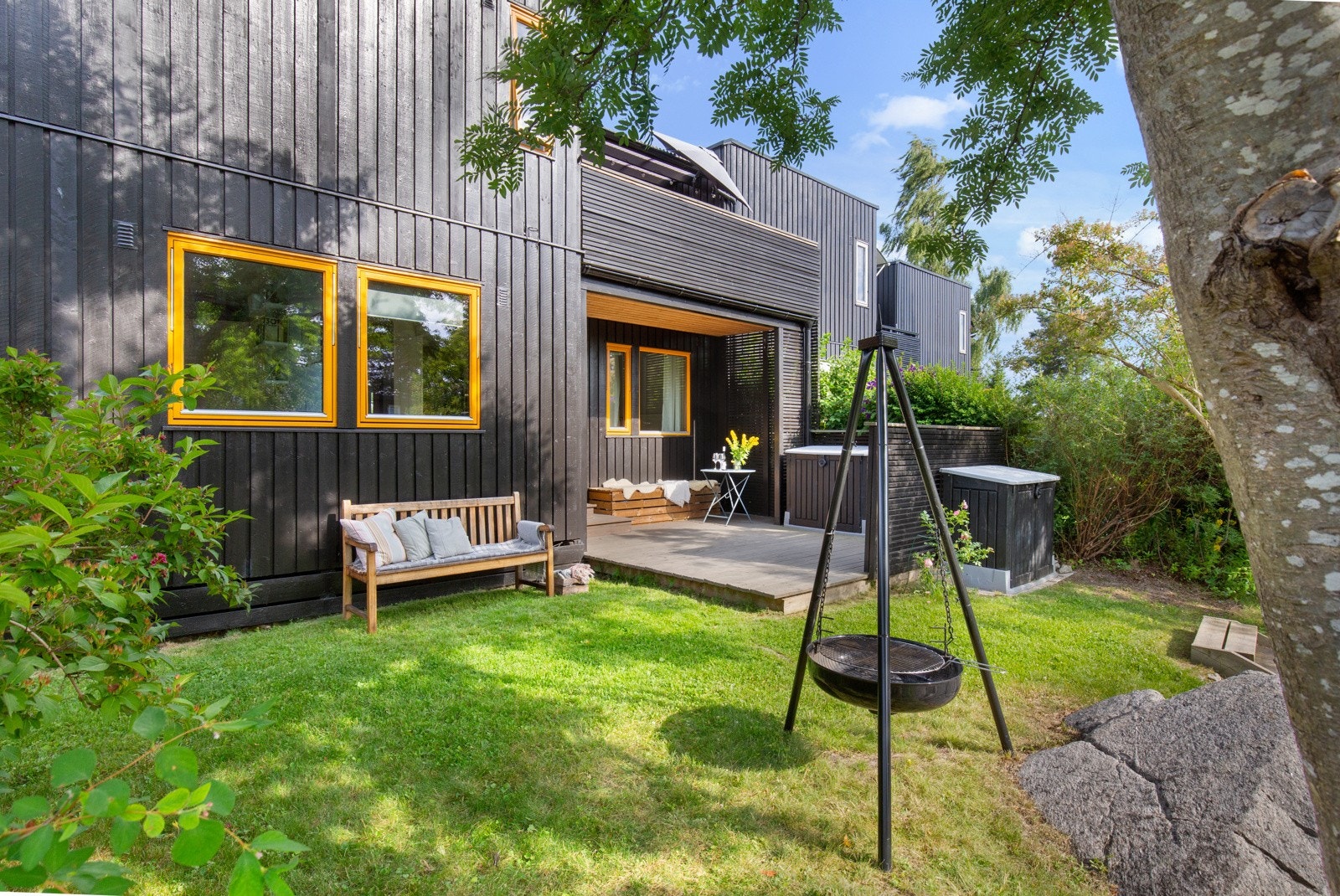 Hagen er et flott sted for familien, fyr opp i bålpannen og grill pølser sommer og vinter. Galleribilde