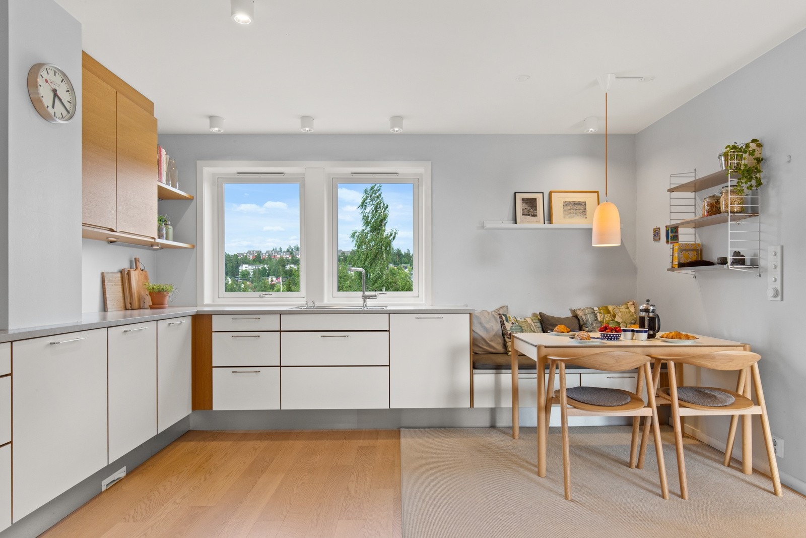 Dette er et perfekt familiekjøkken med god skap og benkeplass men også plass til frokostbord. Galleribilde